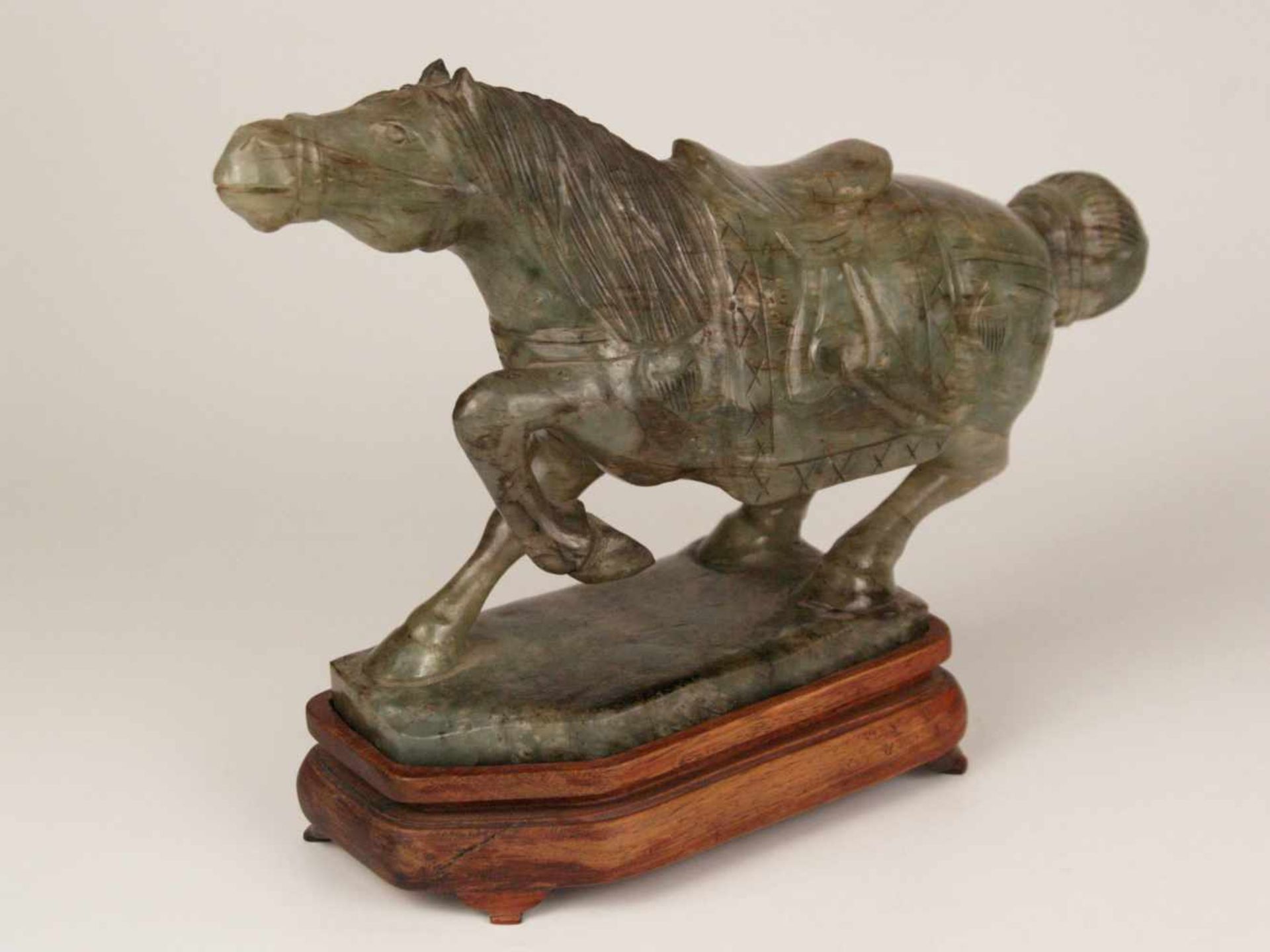 Jadepferd - China, vollplastisch gearbeitetes Pferd mit Sattel und Zaumzeug, auf länglicher - Image 2 of 9