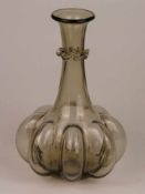 Glaskaraffe - gelbliches Glas, Hals mit aufgelegtem Fadendekor, bauchiger Korpus mit acht