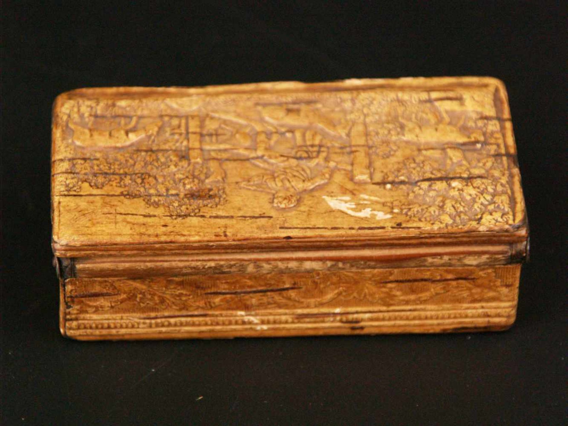 Kleine Schatulle - 18. Jh., rechteckiger Korpus, Holz mit geprägtem Leder bezogen, Scharnierdeckel - Bild 6 aus 8