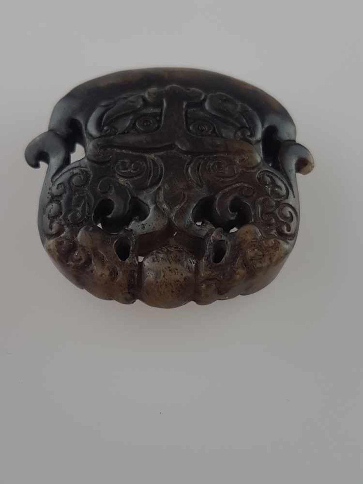 Jadetalisman - beigefarbene bis dunkelbraune Jade,im archaischen Stil der Zhou-Dynastie, - Bild 4 aus 5