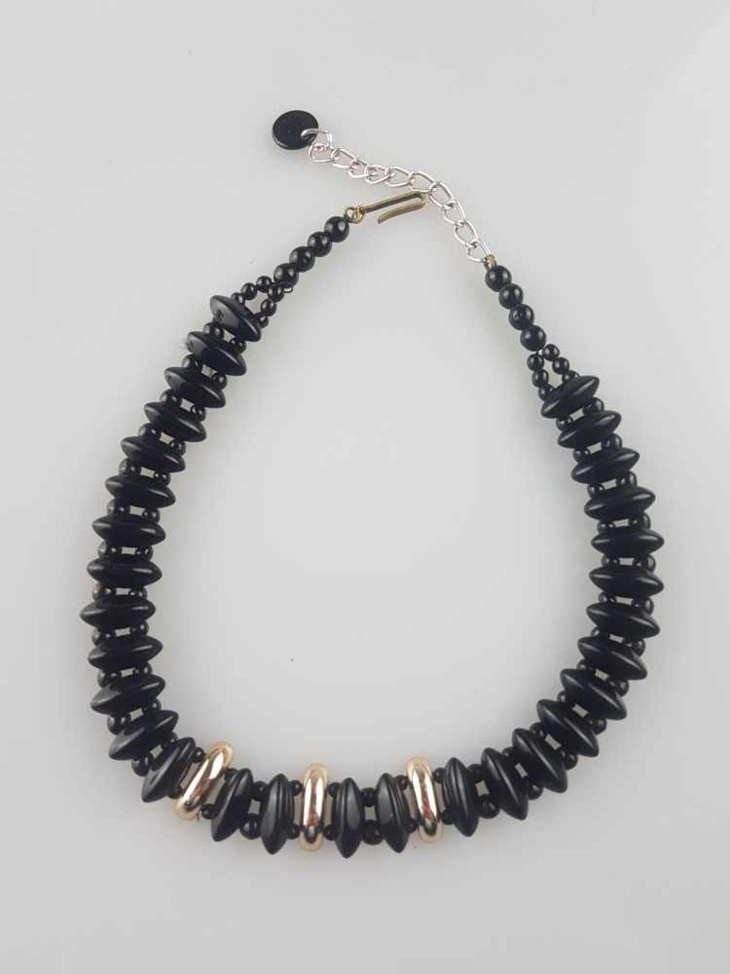 Halskette - schwarzer Onyx mit silberfarbenen Zwischenelementen ,Metallverschluss mit