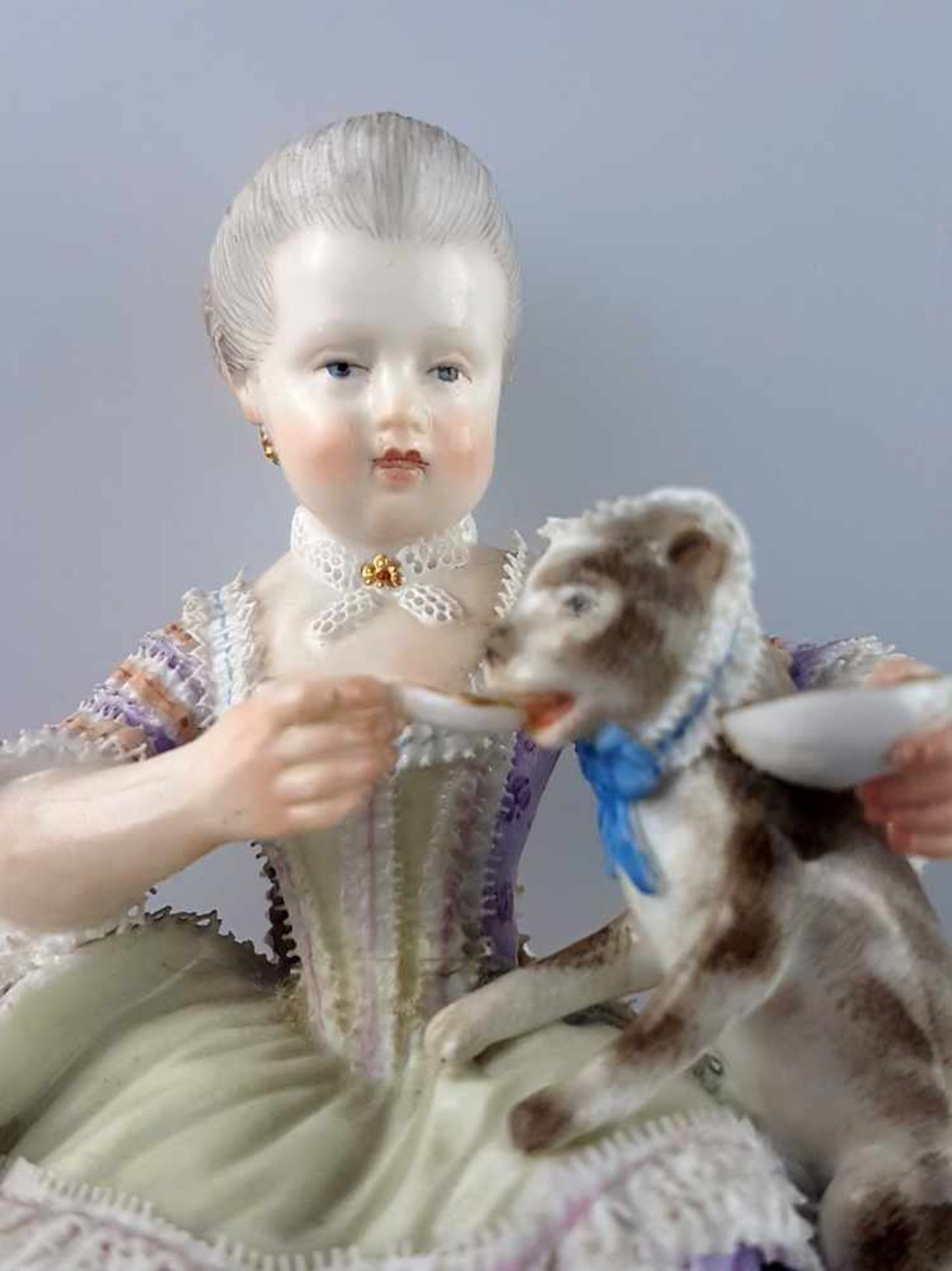 Porzellanfigur Meissen - unterglasurblaue Schwertermarke, Knaufzeit, "Mädchen mit Hund", - Bild 5 aus 12