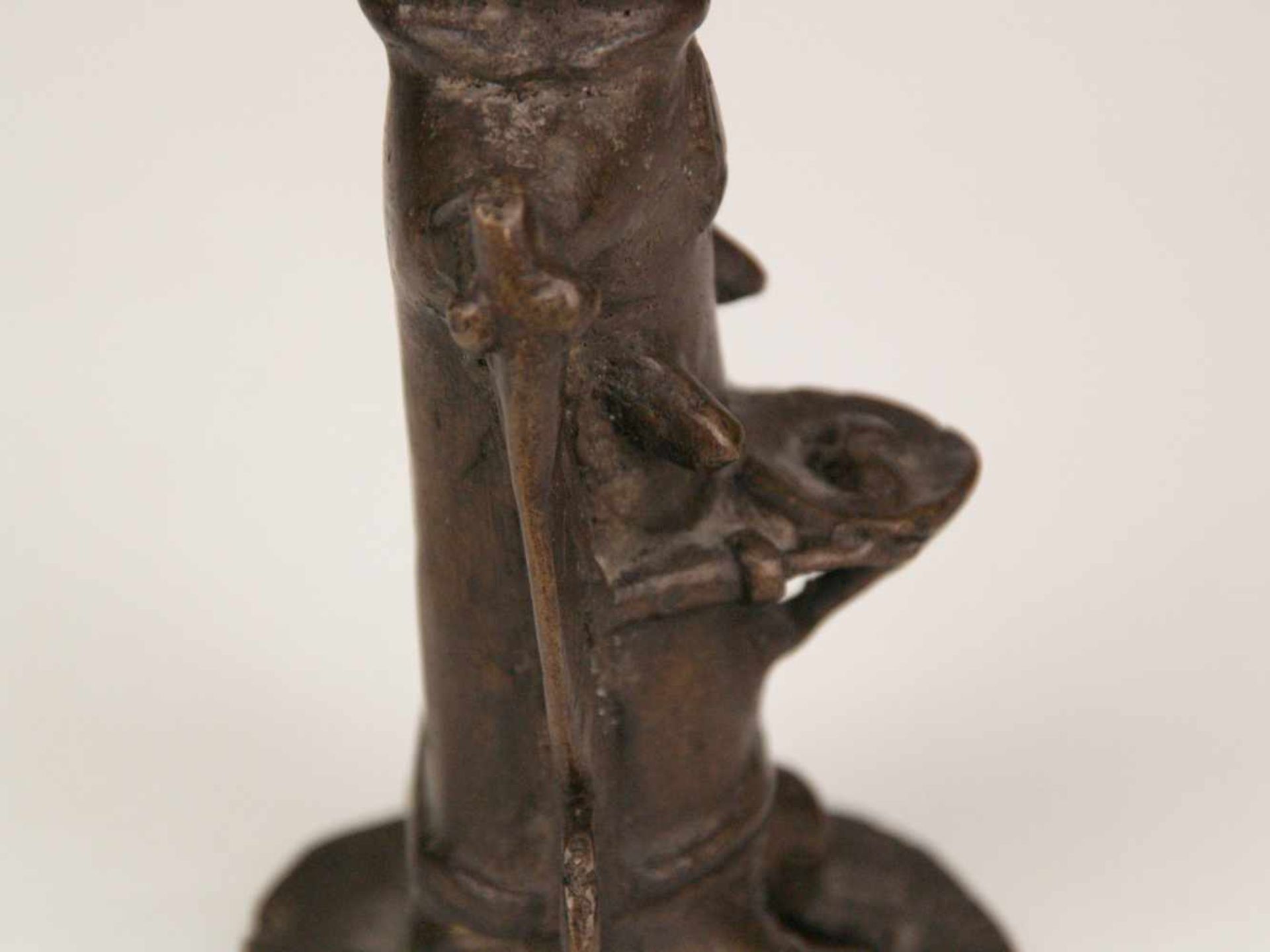 Figürliche Bronze mit Schale - vollplastische hockende Figur mit Opferschale in beiden Händen und - Bild 8 aus 10