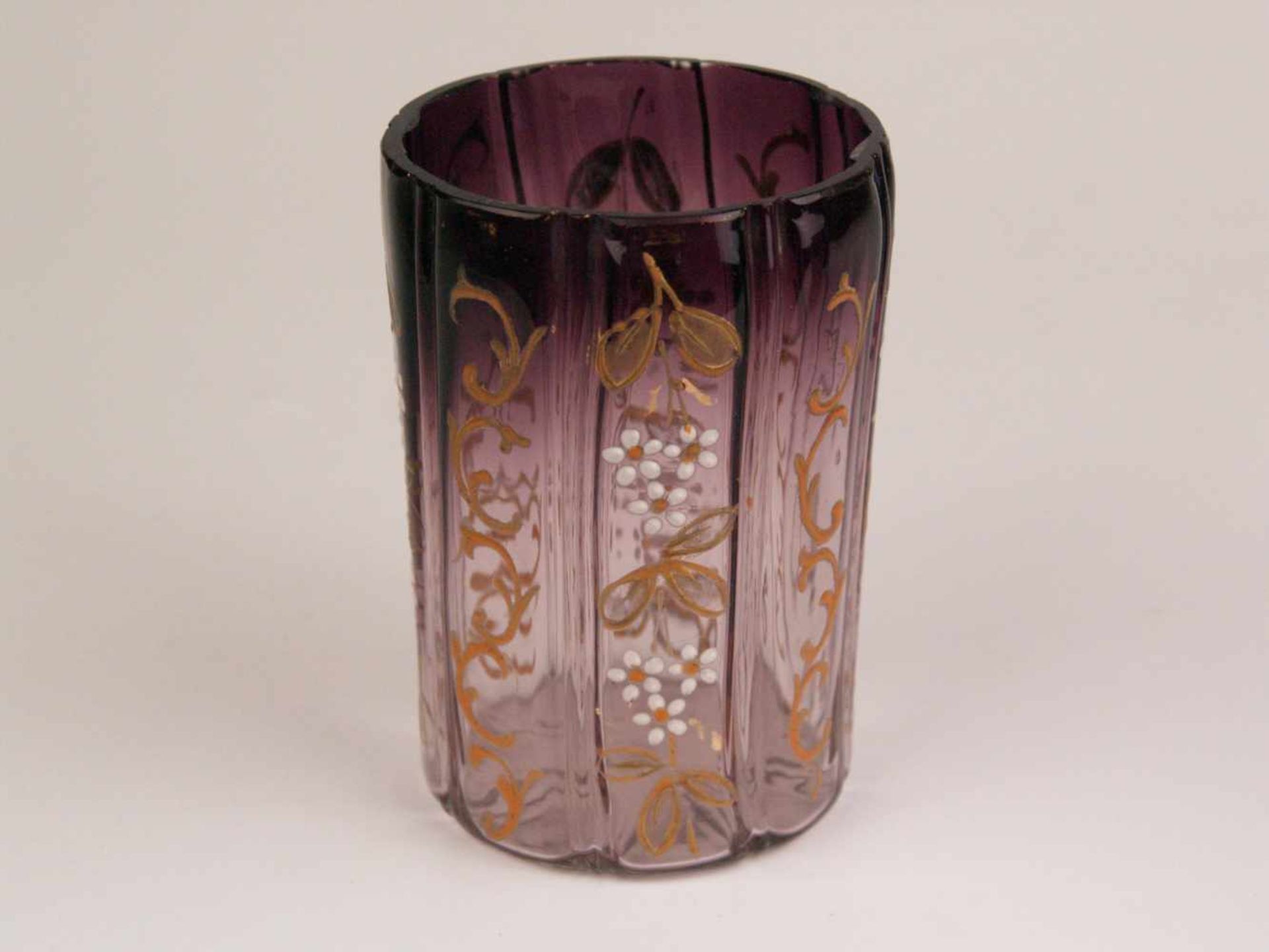 Zwei Becher - 1x Klarglas, teilweise lila getönt, zylindrischer gerillter Korpus, Email- - Bild 2 aus 10
