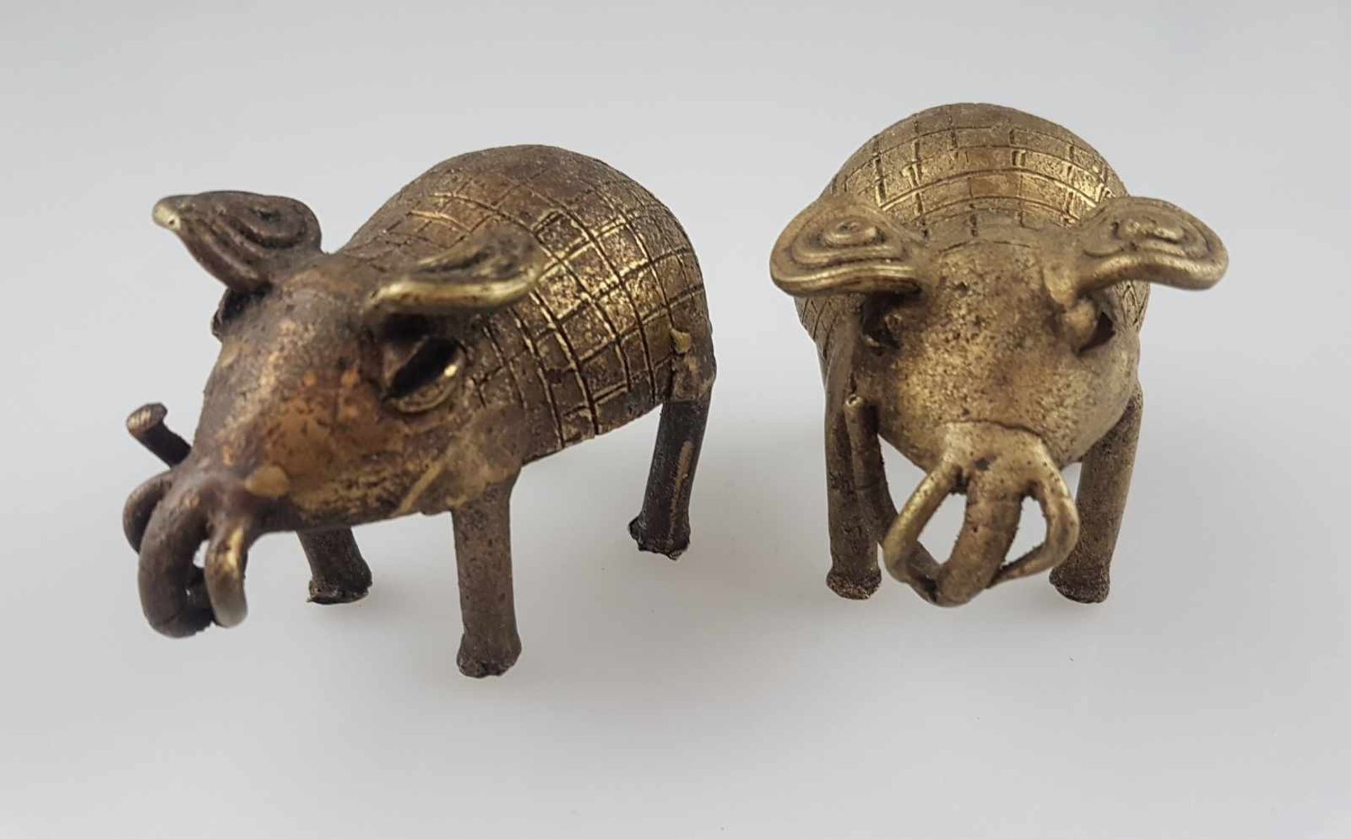 Zwei Elefantenfiguren - Westafrika, Burkina Faso, zwei stilisierten Messing-Elefanten zur