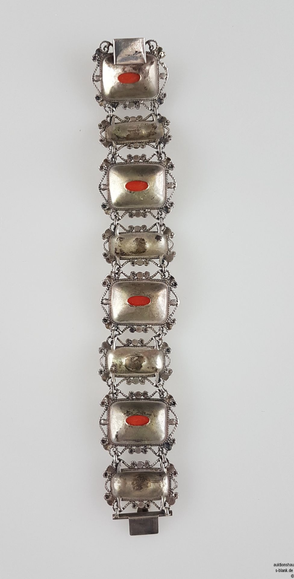 Armband - Silber 835 gestempelt, Armband mit acht Gliedern, besetzt mit vier ovalen Korallen, L.ca. - Image 4 of 4