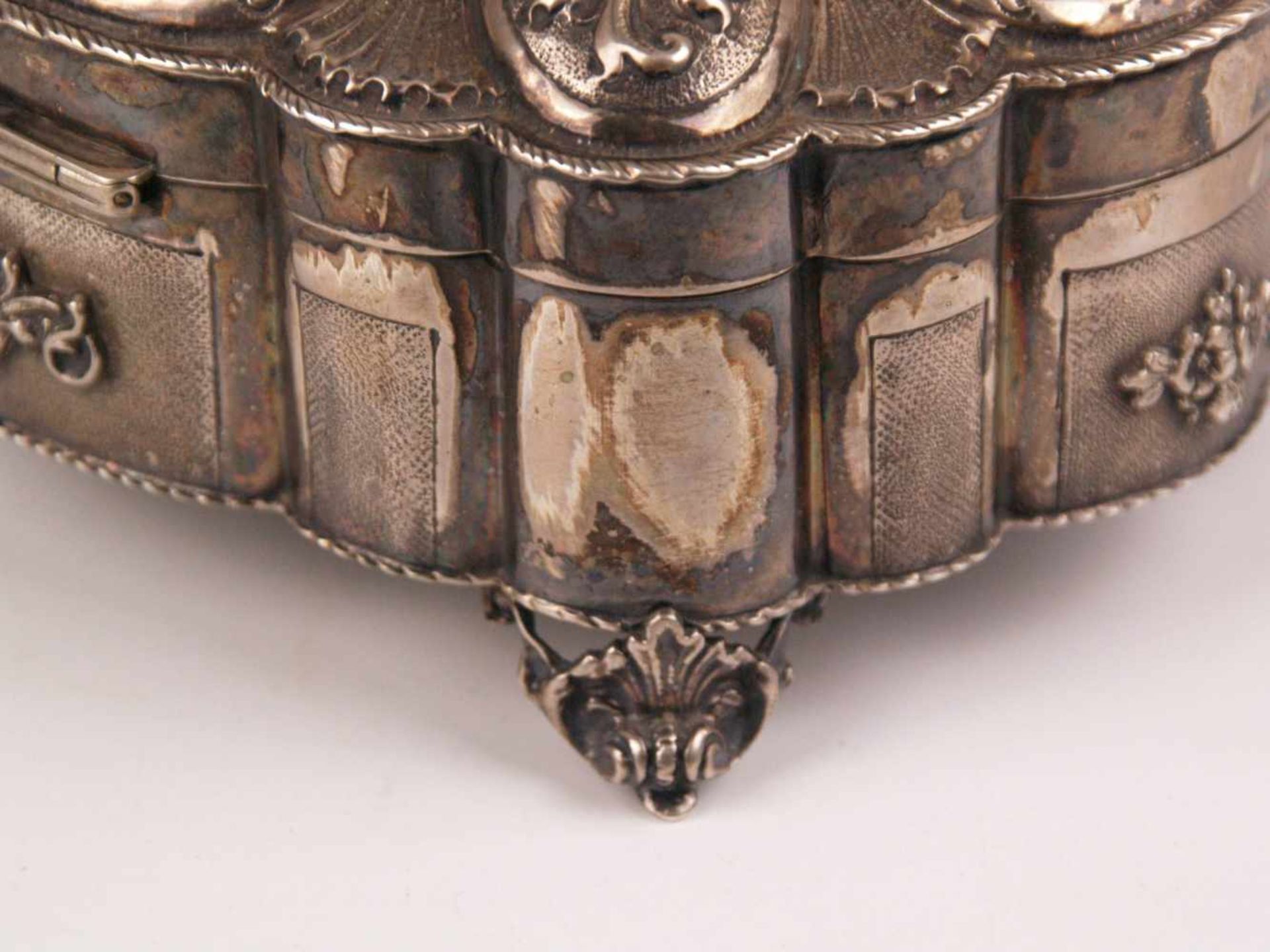 Deckelschatulle - 800er Silber, frühes 20.Jh., mehrpassiger scharnierter Korpus auf niedrigen - Bild 7 aus 8