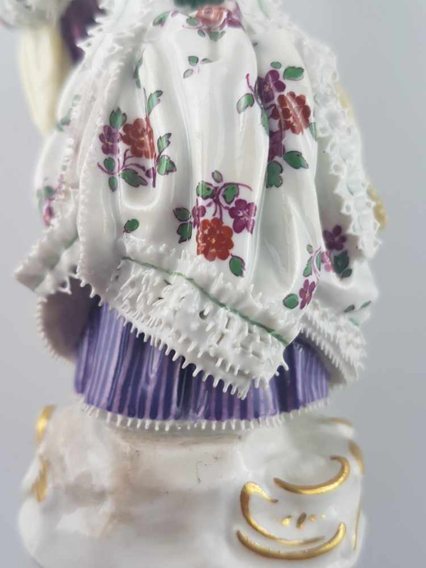 Porzellanfigur Meissen - unterglasurblaue Schwertermarke, Knaufzeit, Modell-Nr. E 79, "Mädchen mit - Bild 10 aus 11