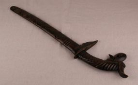 Golok - Schwert Indonesien / Malaysia, 20. Jhd.; leicht gekrümmte Rückenklinge mit beschnitztem