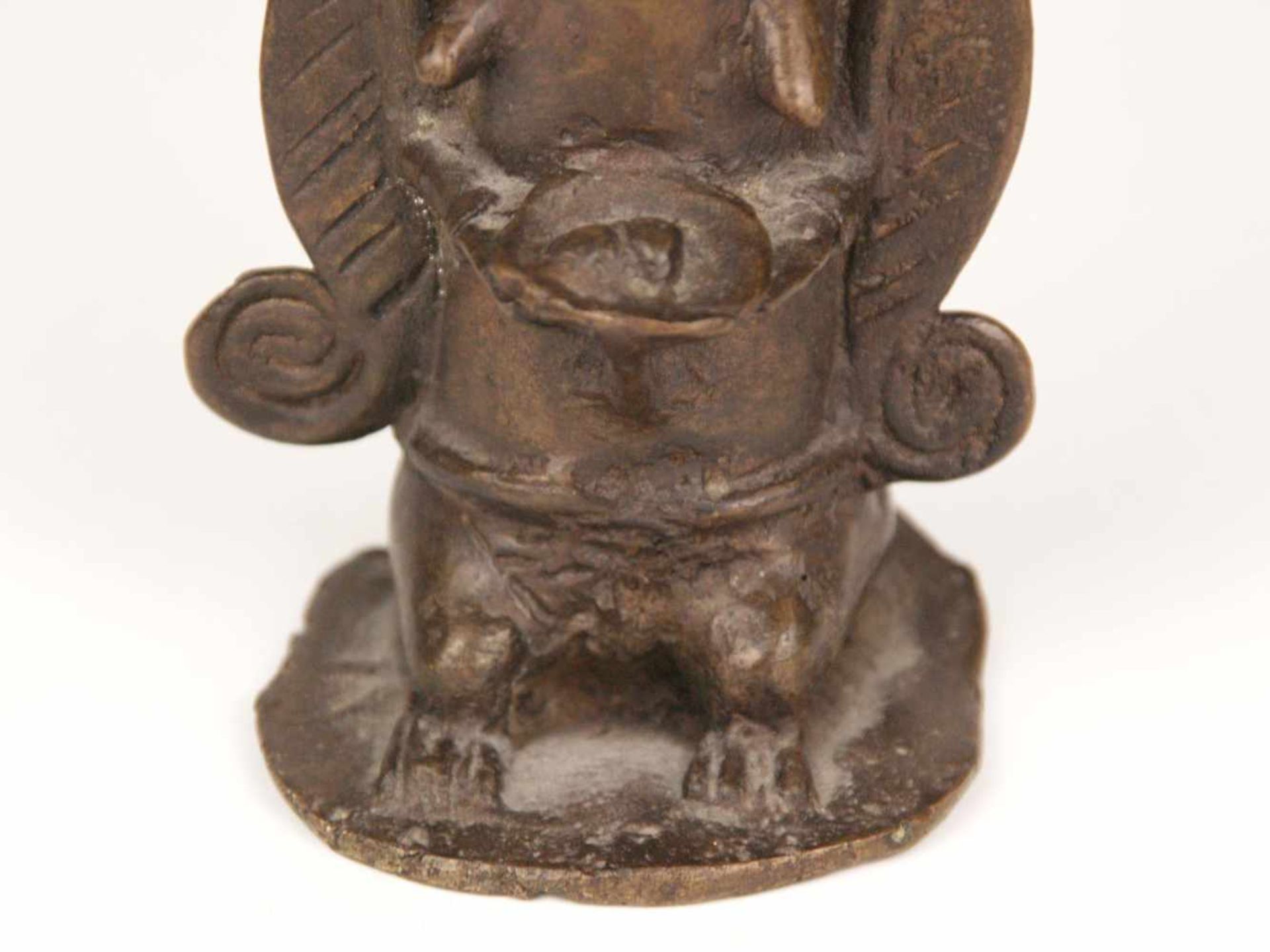 Figürliche Bronze mit Schale - vollplastische hockende Figur mit Opferschale in beiden Händen und - Bild 6 aus 10