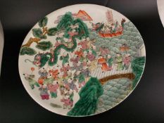 Große Platte - China 20.Jh., runde gemuldete Form auf schmalem Standring, Dekor in polychromen