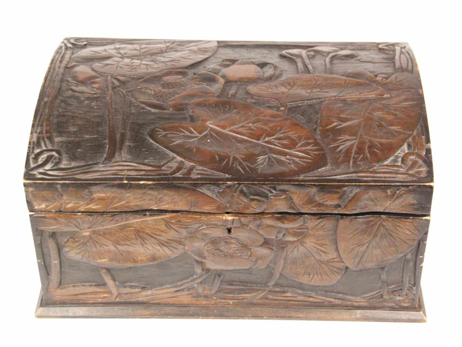 Holzkasten - rechteckiger Korpus, außen braun bemalt, geschnitzter Lotosblumen Dekor,