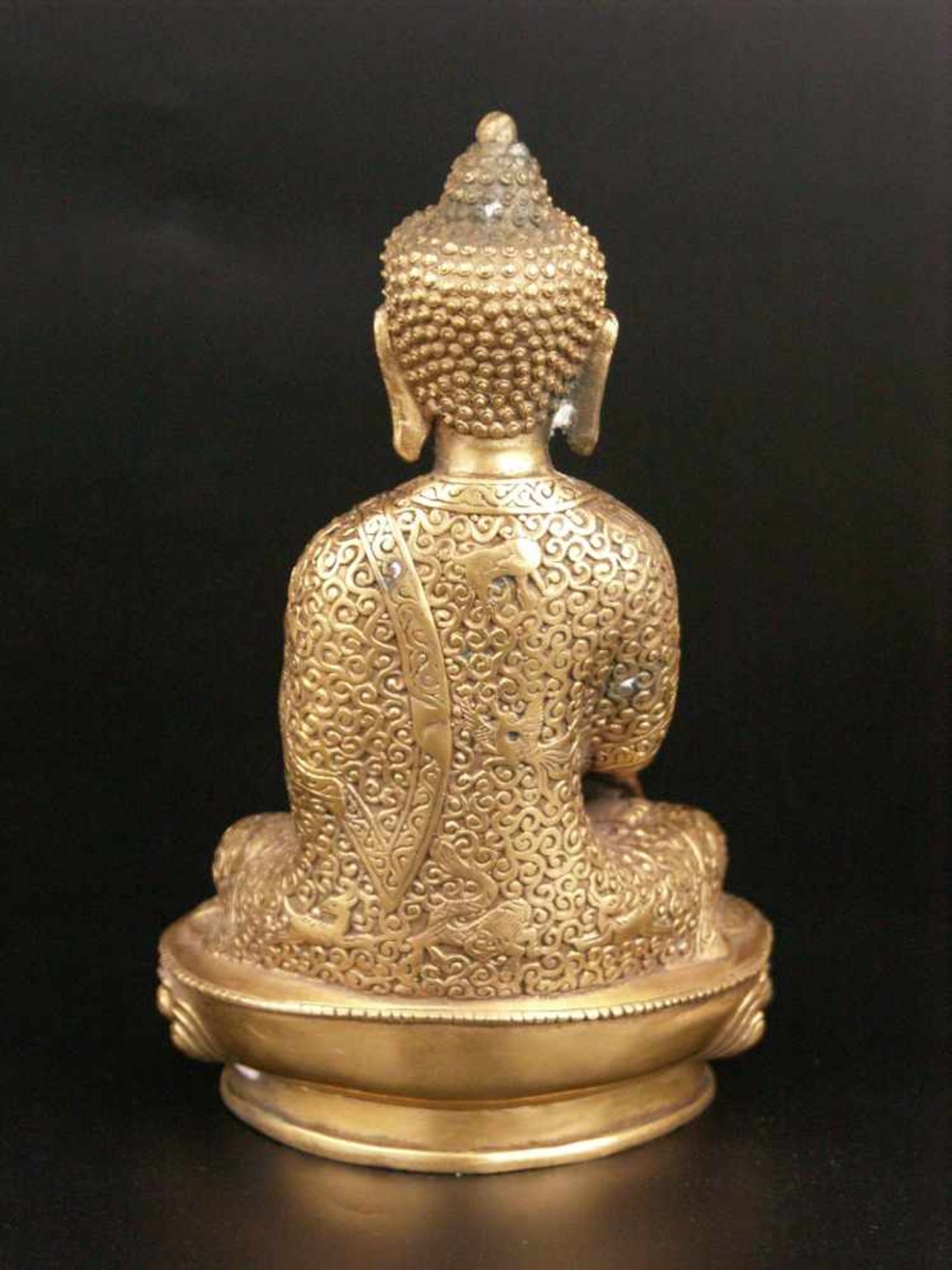 Buddha Shakyamuni - China,Gelbguss,im Padmasana auf erhöhtem Lotossockel sitzend,die rechte Hand - Bild 2 aus 7