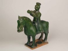 Figur eines Beamten zu Pferd - China, Tonfigur mit grüner Laufglasur, teils krakeliert, auf