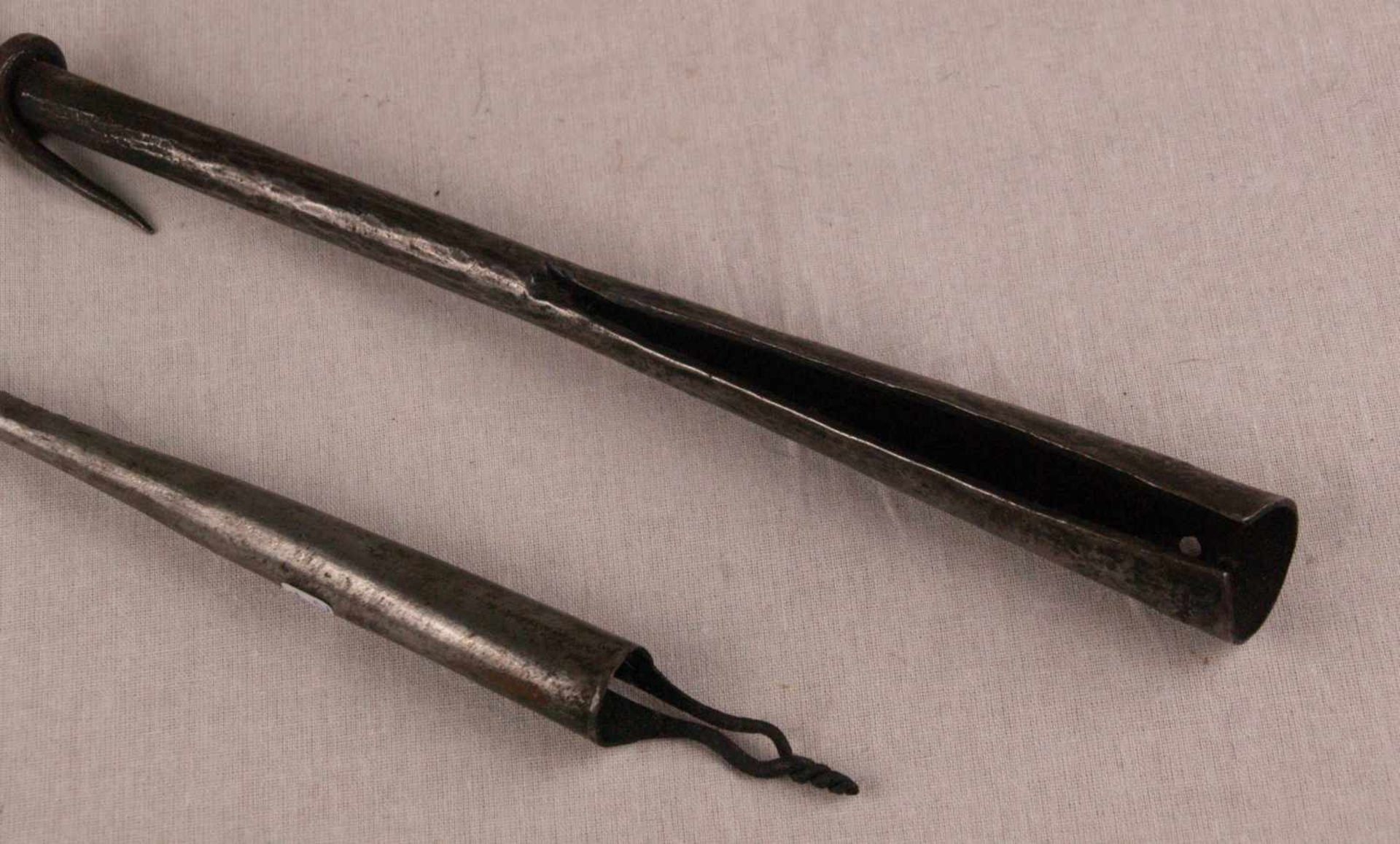 Zwei Speerspitzen - wohl Zentralafrika, älter, geschmiedetes Eisen, L.ca.41,5 und 49 cm, Gebrauchs- - Bild 4 aus 4