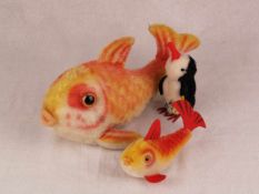 Drei Plüschtiere - Steiff, großer und kleiner Fisch "Flossy", L.ca.28 und 15cm; 1x Pinguin, Flügel