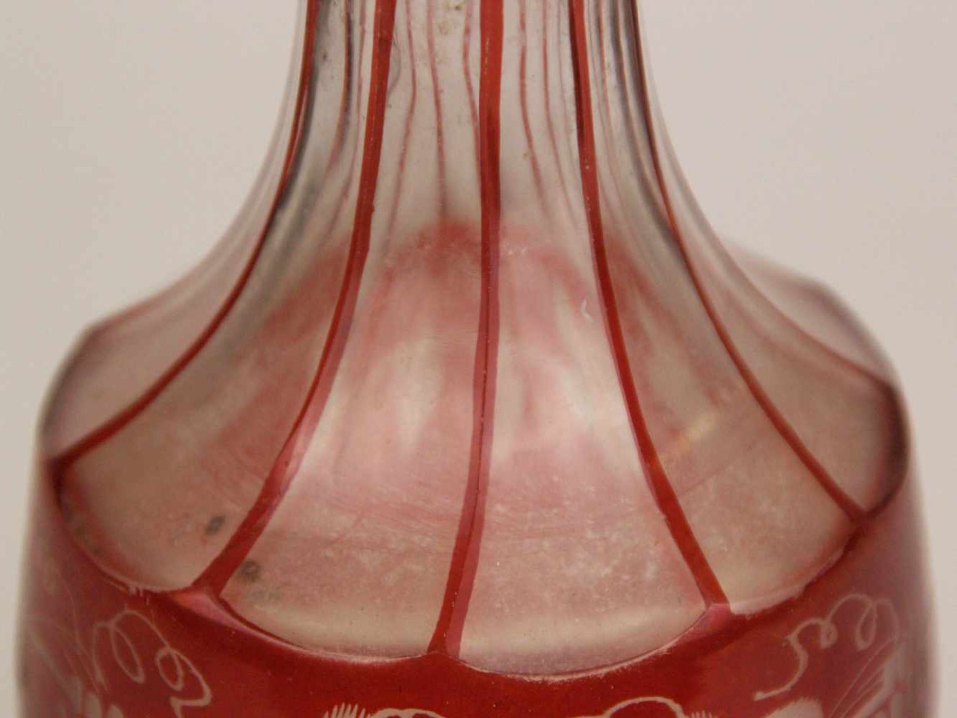 Kleine Glaskaraffe - Klarglas, Rubinrot überfangen, Olivenschliffdekor, umlaufend - Bild 3 aus 8