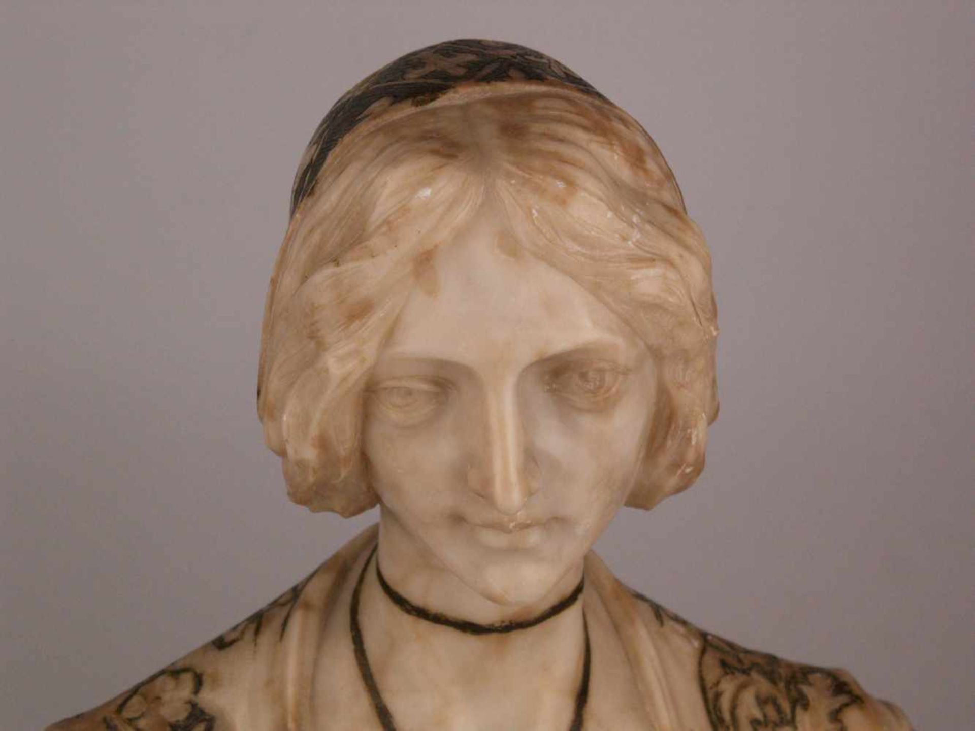 Petrilli, Aristide (1868 Tivoli -c.1907) - Büste der Jungfrau Maria, Alabaster, stellenweise braun - Bild 5 aus 8