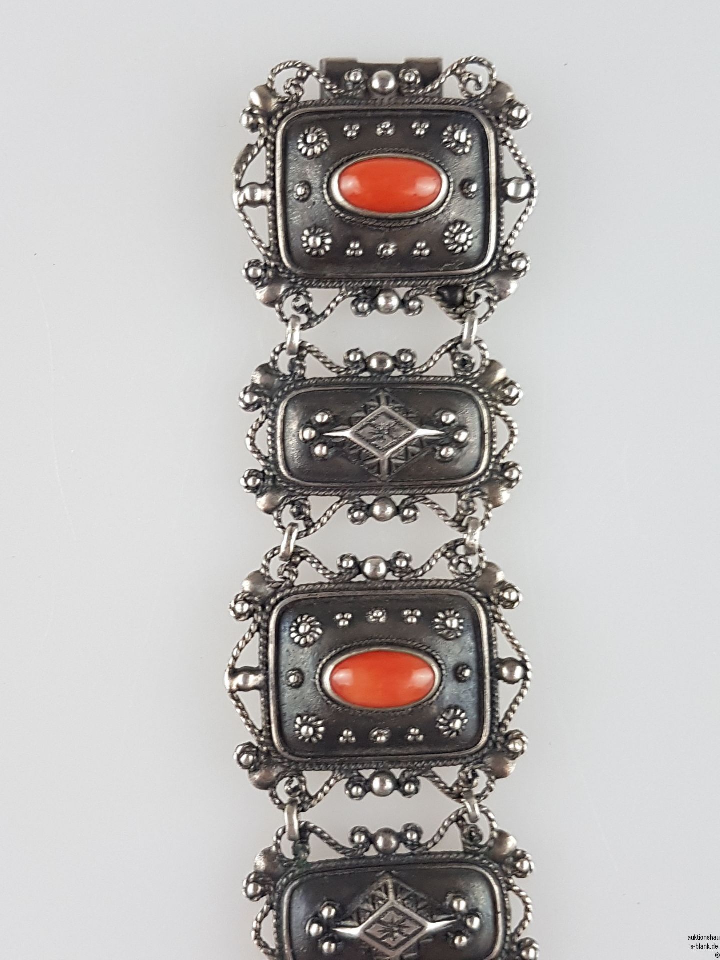 Armband - Silber 835 gestempelt, Armband mit acht Gliedern, besetzt mit vier ovalen Korallen, L.ca. - Image 2 of 4