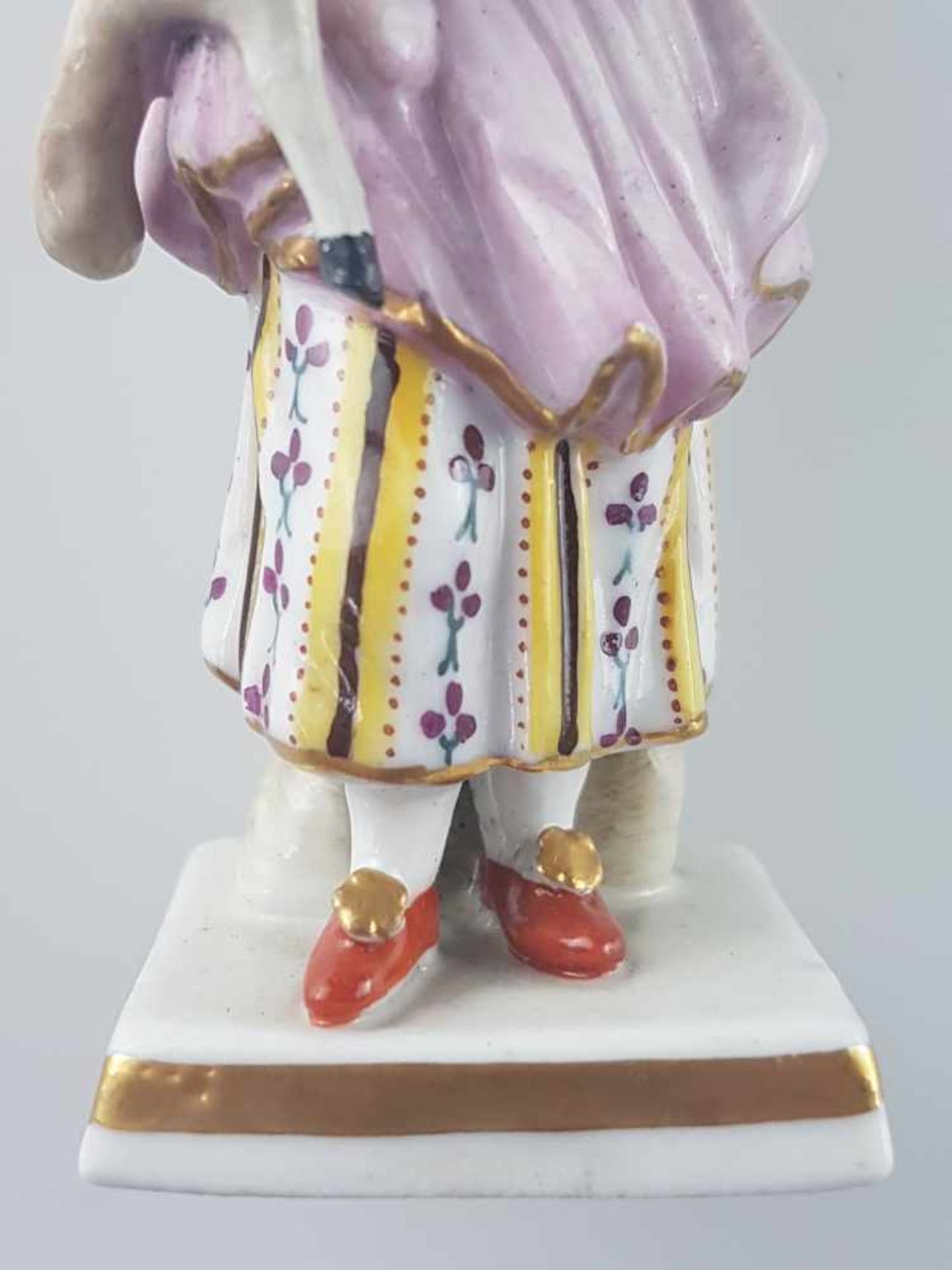 Zwei Porzellanfiguren - 1x Gärtnerkind mit Kopftuch und Blumenkorb, Entwurf von Michel Victor - Bild 6 aus 9