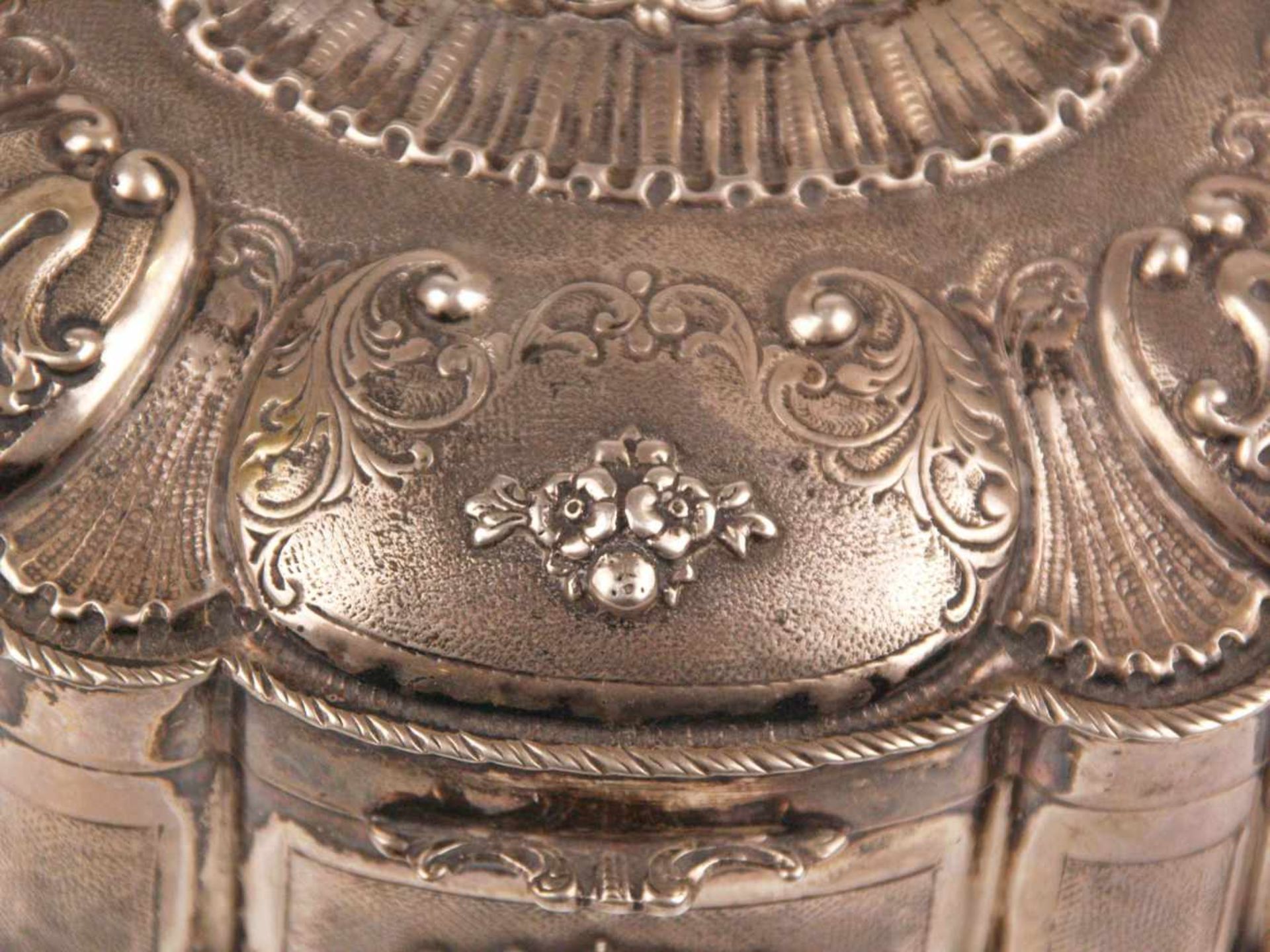 Deckelschatulle - 800er Silber, frühes 20.Jh., mehrpassiger scharnierter Korpus auf niedrigen - Bild 3 aus 8