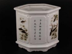 Porzellanvase - China, 20.Jh., hexagonale Form auf passig geschweiftem Standring, rautenfömiger