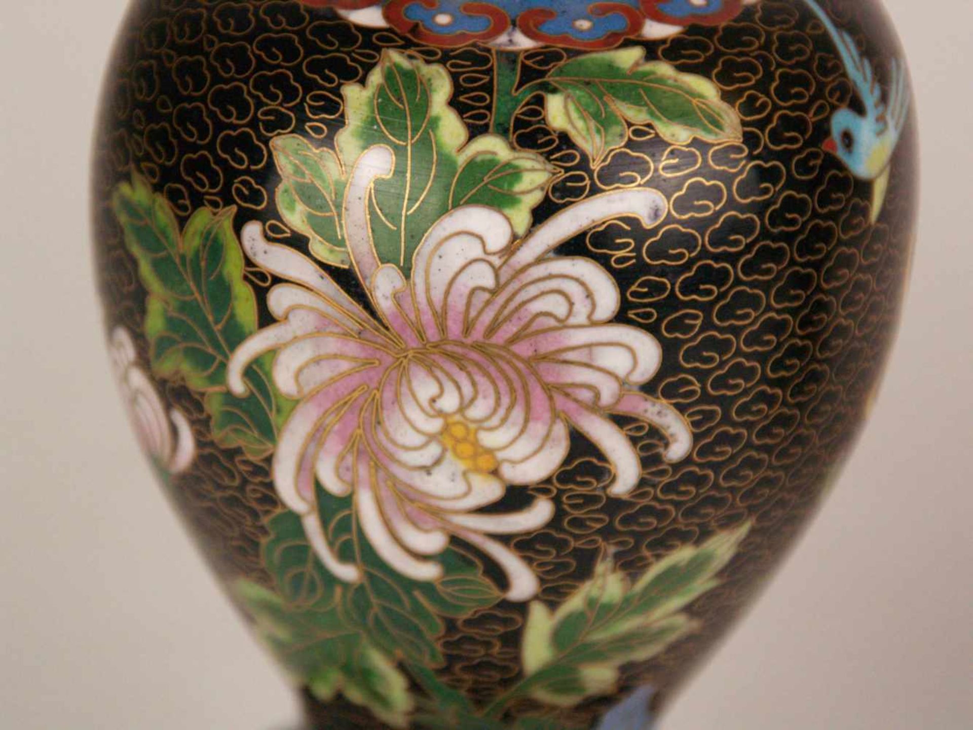 Paar Cloisonné-Vasen - China, 20.Jh., leicht gebauchte Balusterform, Wandung mit Päonienblüten und - Bild 3 aus 8