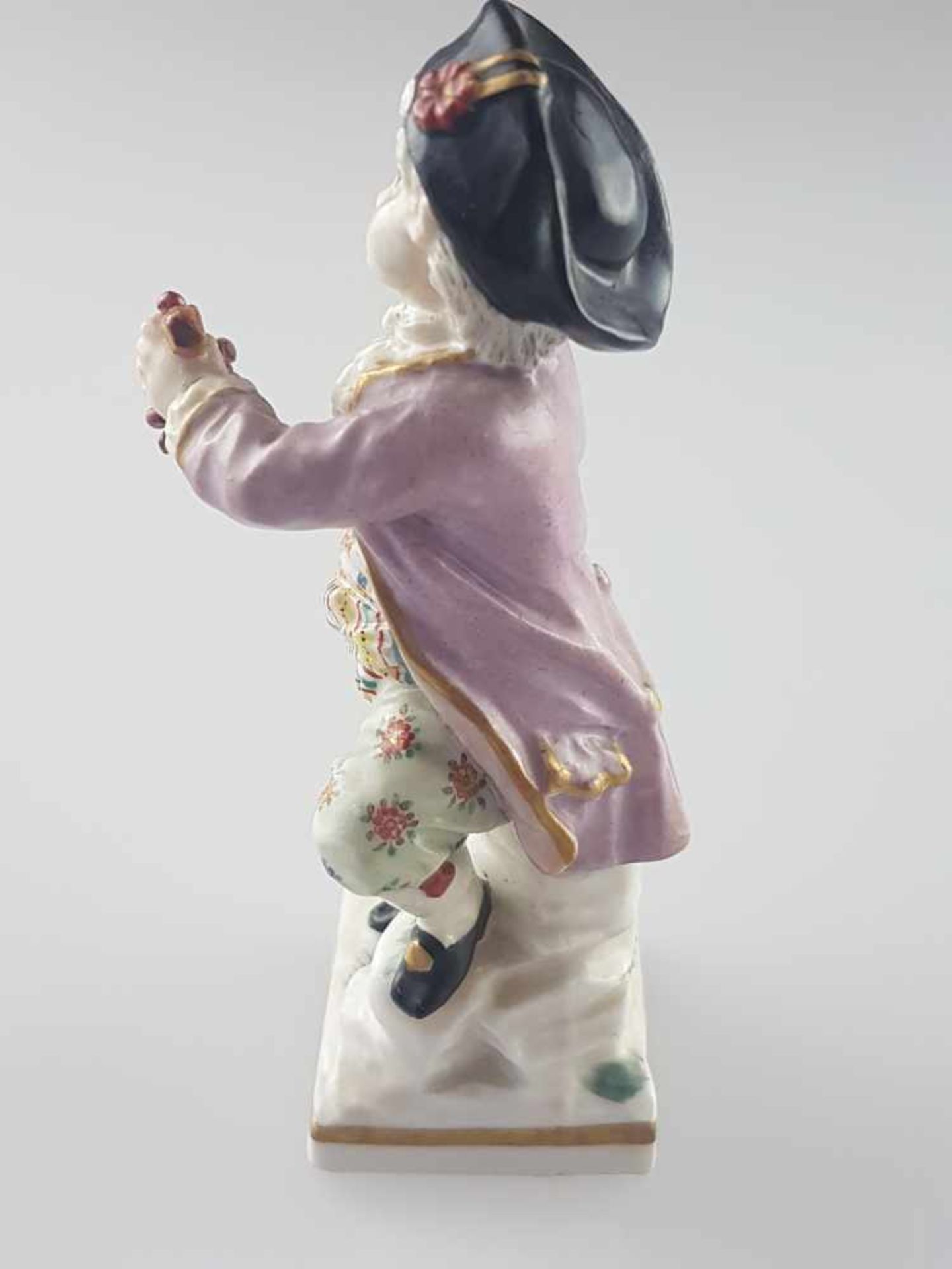 Porzellanfigur - Gärtnerkind mit Weintrauben und Zapfhahn, ungemarkt, wohl nach der Serie von J.J. - Bild 6 aus 9