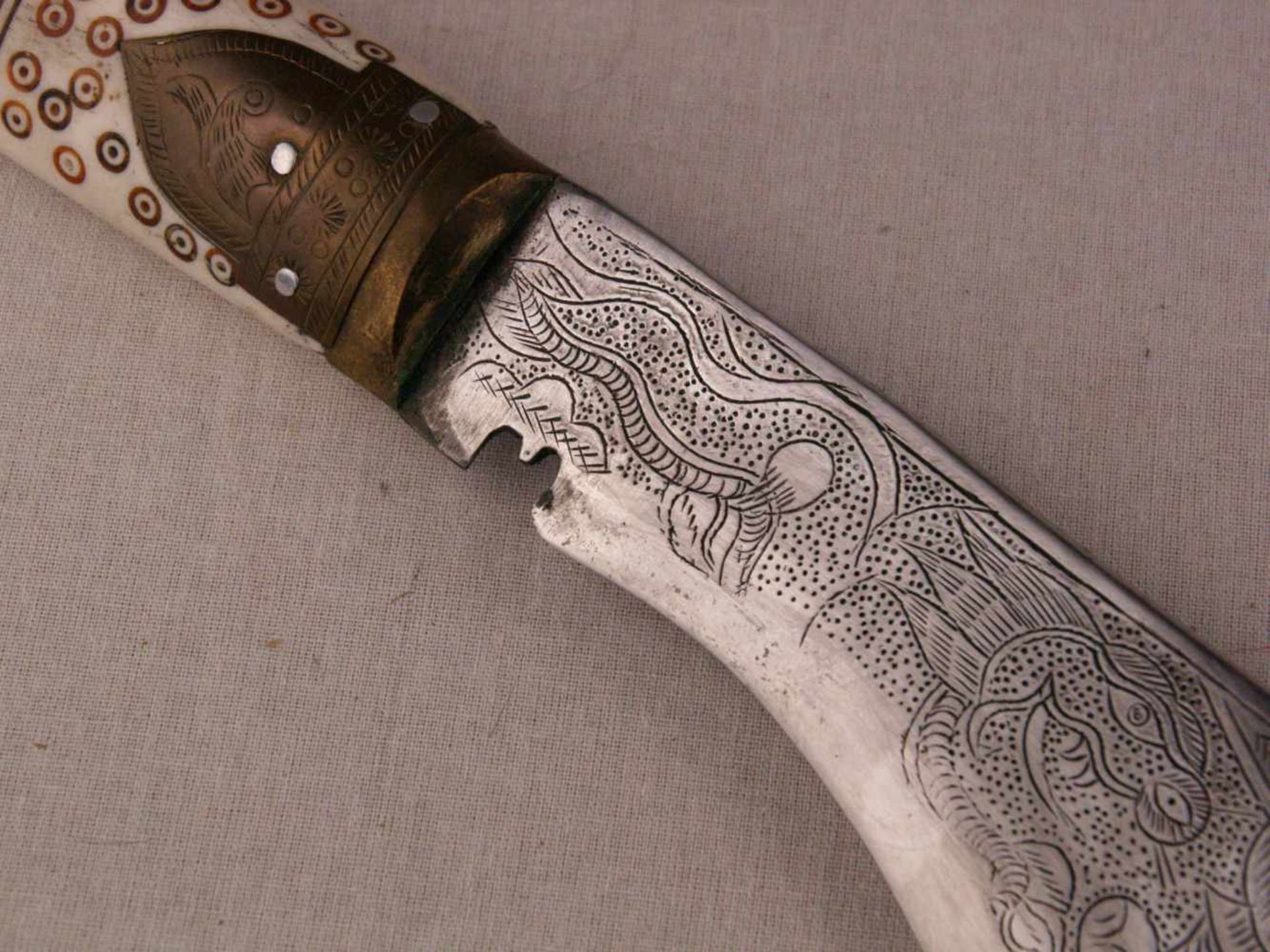 Kukri-Messer - Nepal 20.Jh., gebogte Stahlklinge, graviert,L.ca.40cm, Beingriff mit Messingbeschlag, - Bild 10 aus 12