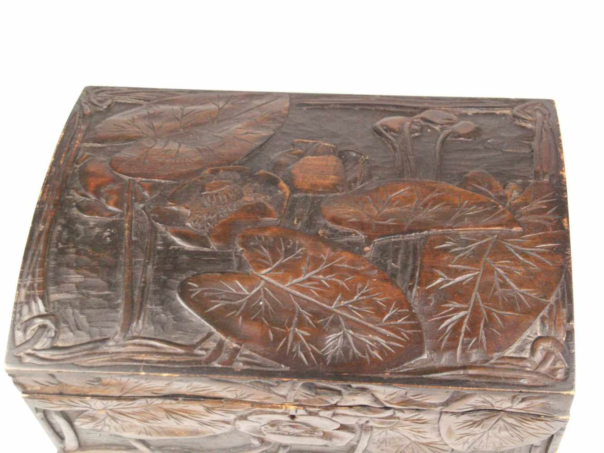Holzkasten - rechteckiger Korpus, außen braun bemalt, geschnitzter Lotosblumen Dekor, - Bild 2 aus 10