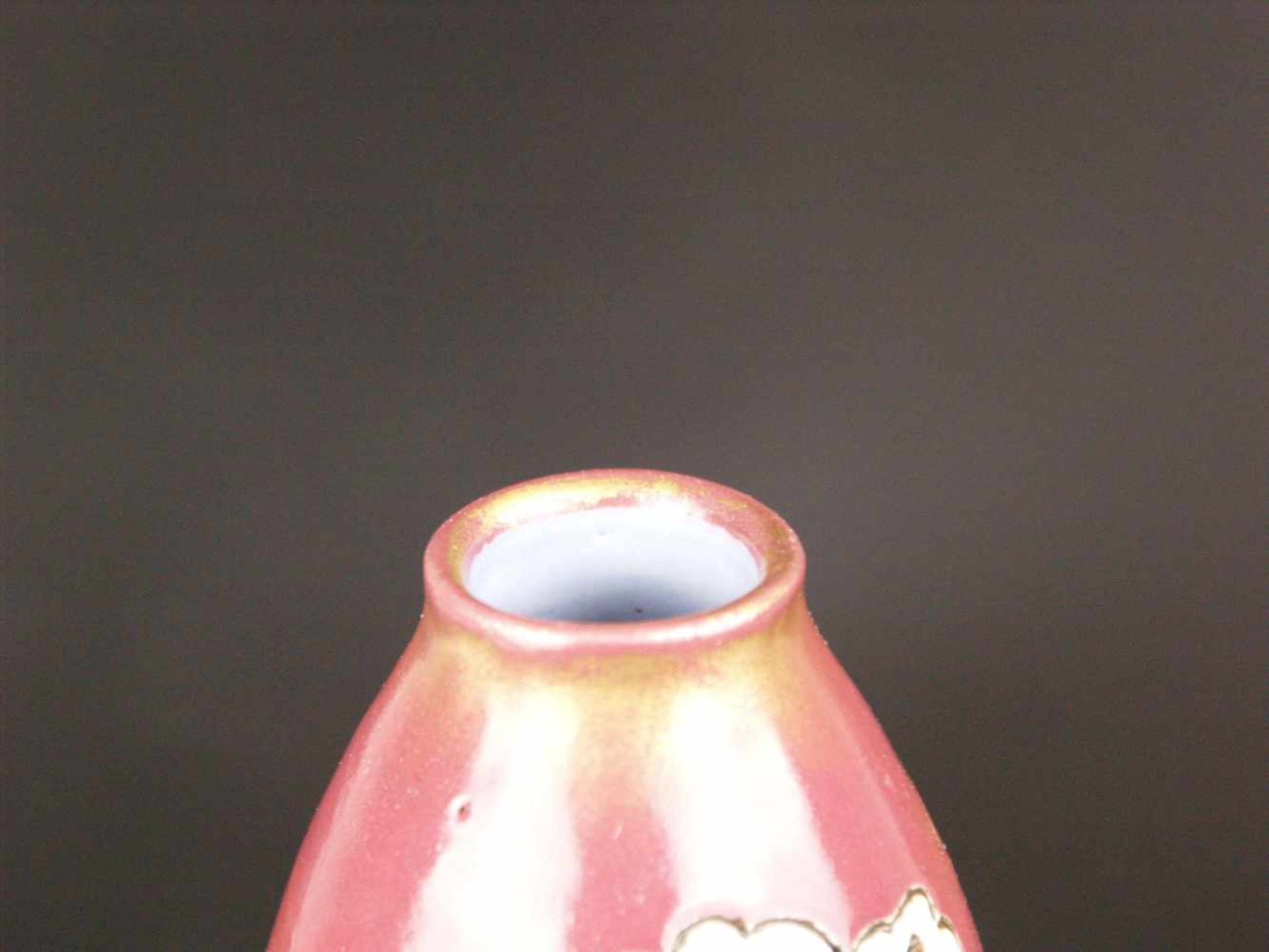 Jugendstil Vase - Keramik, rot glasiert, polychromer Blumendekor, Goldstaffage berieben, mit Henkel, - Bild 3 aus 8