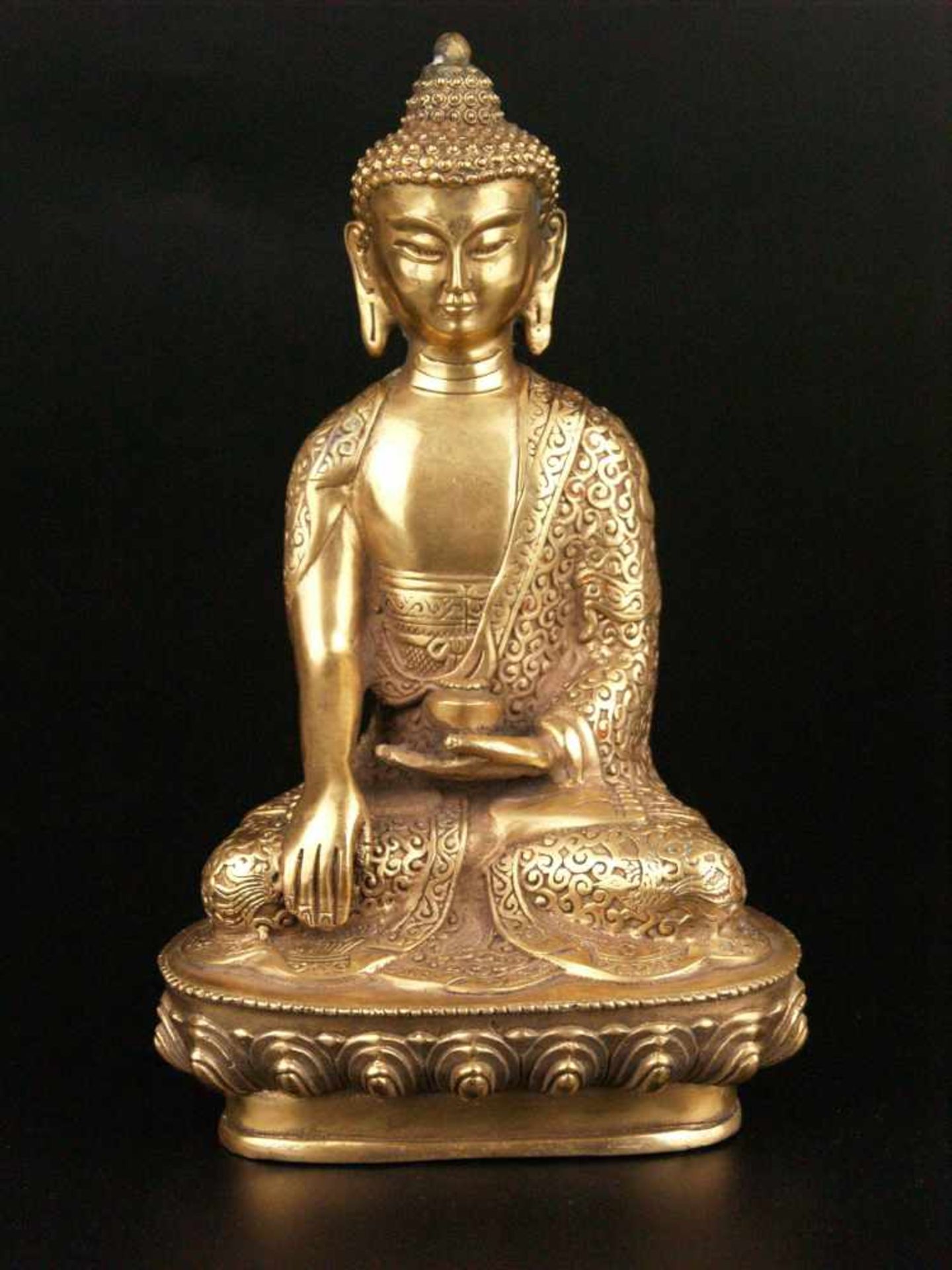 Buddha Shakyamuni - China,Gelbguss,im Padmasana auf erhöhtem Lotossockel sitzend,die rechte Hand