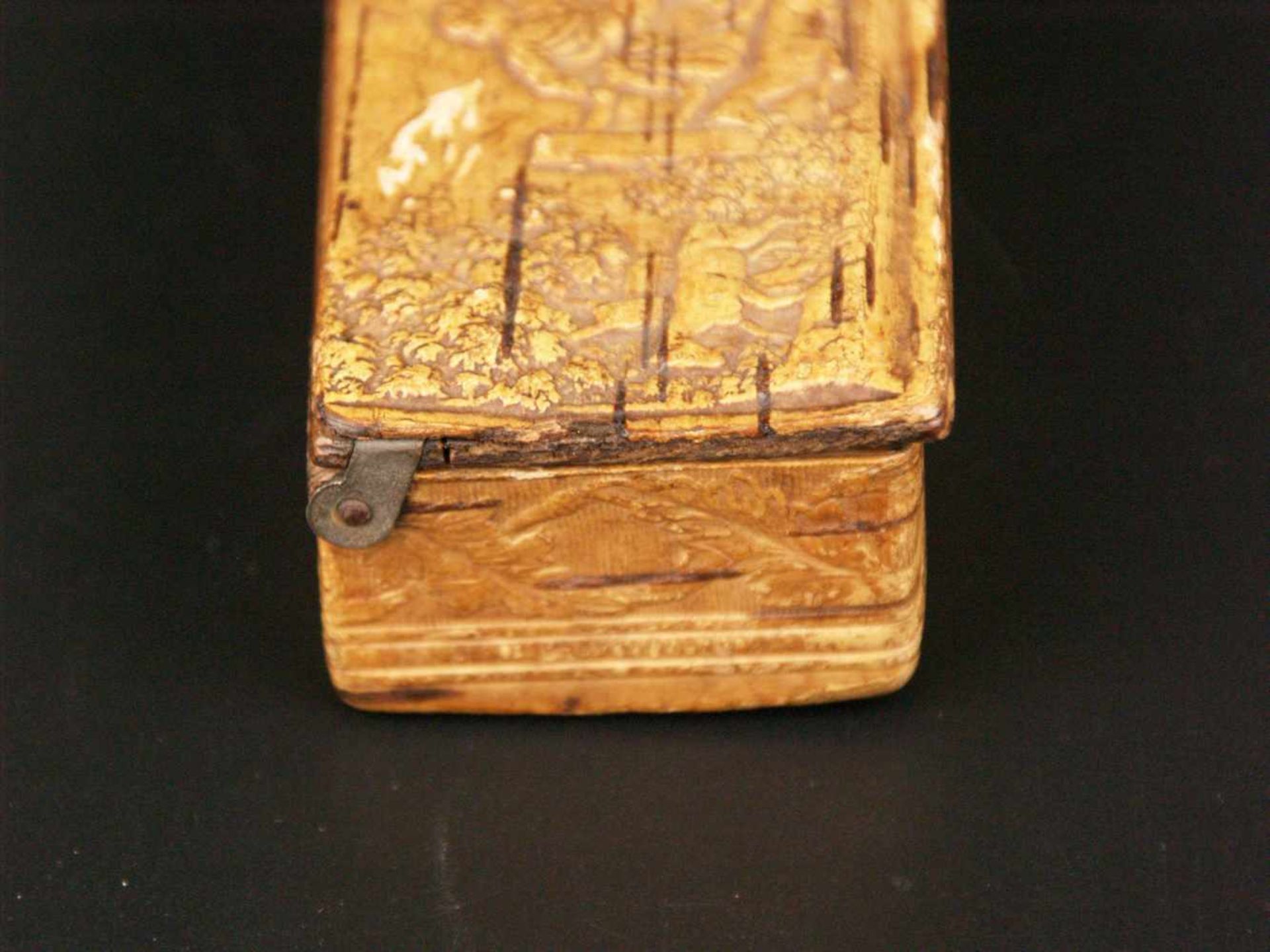 Kleine Schatulle - 18. Jh., rechteckiger Korpus, Holz mit geprägtem Leder bezogen, Scharnierdeckel - Bild 7 aus 8