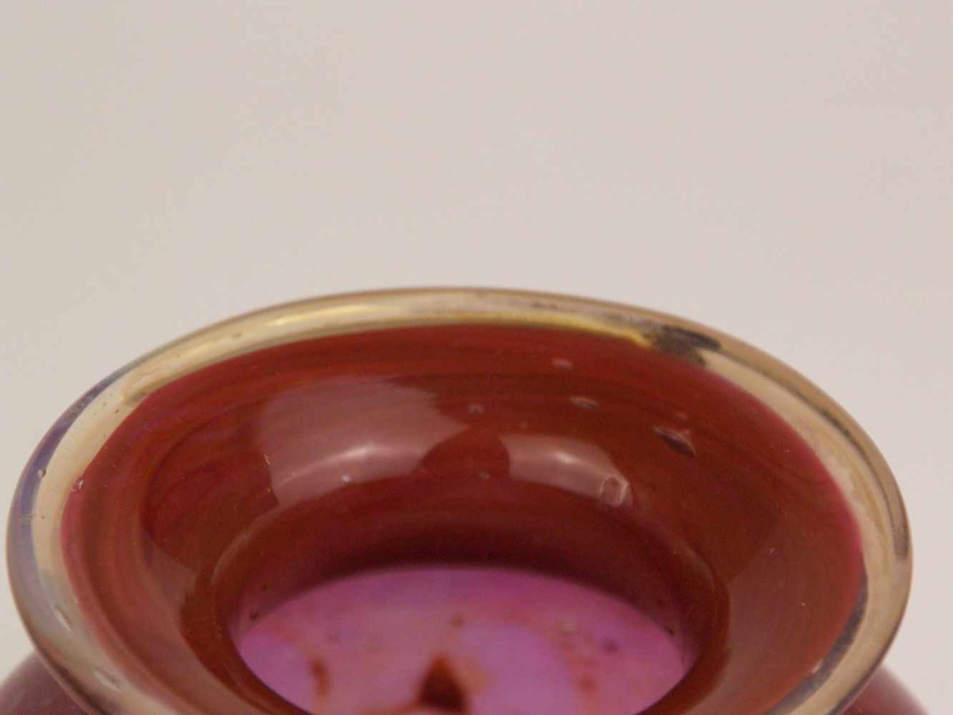 Vase - Klarglas, rosa unterfangen, eingeschmolzene goldfarbene Luftblasen, gedrückte Kugelform, - Bild 2 aus 5