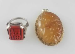 Chinesischer Anhänger & Ring- ovaler Anhänger aus gelber Jade (teils bräunliche Einschlüsse)mit fein