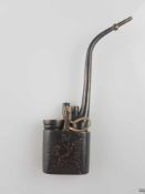 Opiumpfeife - China, 20.Jh., Bronze, gravierter Rosendekor, Transportbehälter mit Besteck,leichte