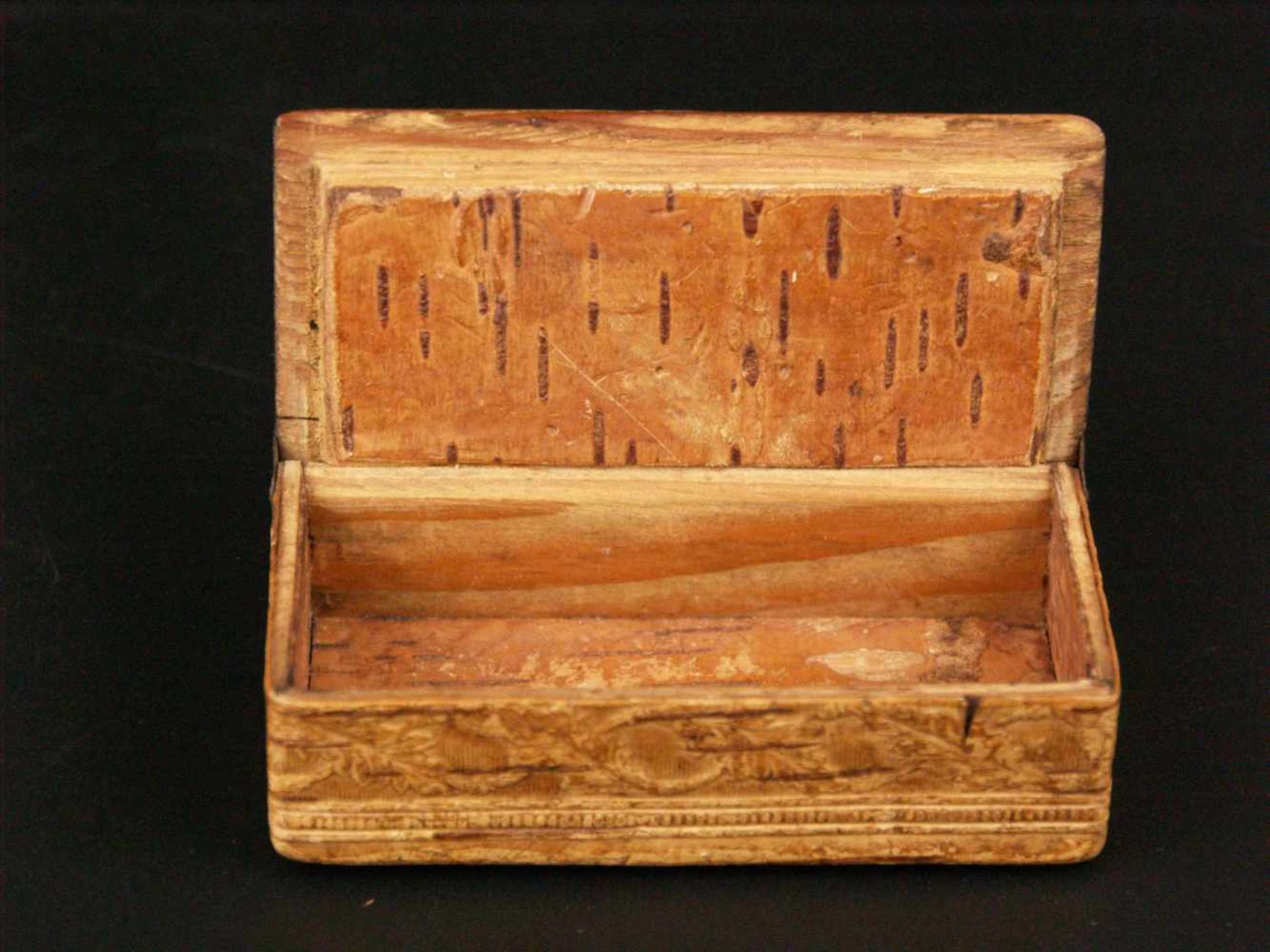 Kleine Schatulle - 18. Jh., rechteckiger Korpus, Holz mit geprägtem Leder bezogen, Scharnierdeckel - Bild 5 aus 8