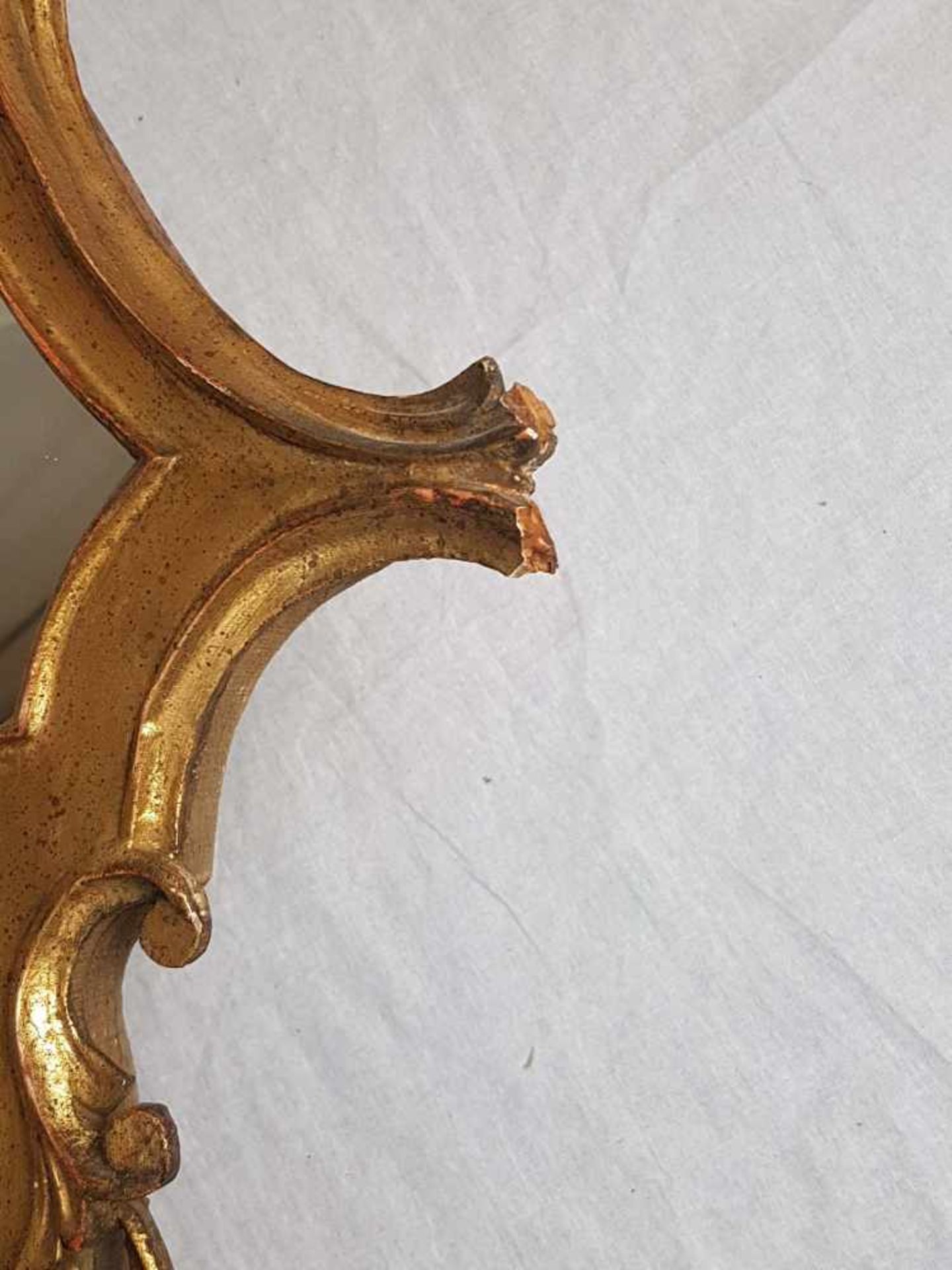 Wandspiegel - geschweifte Spiegelplatte in geschnitzter und vergoldeter Holzrahmung mit reichem - Bild 5 aus 5