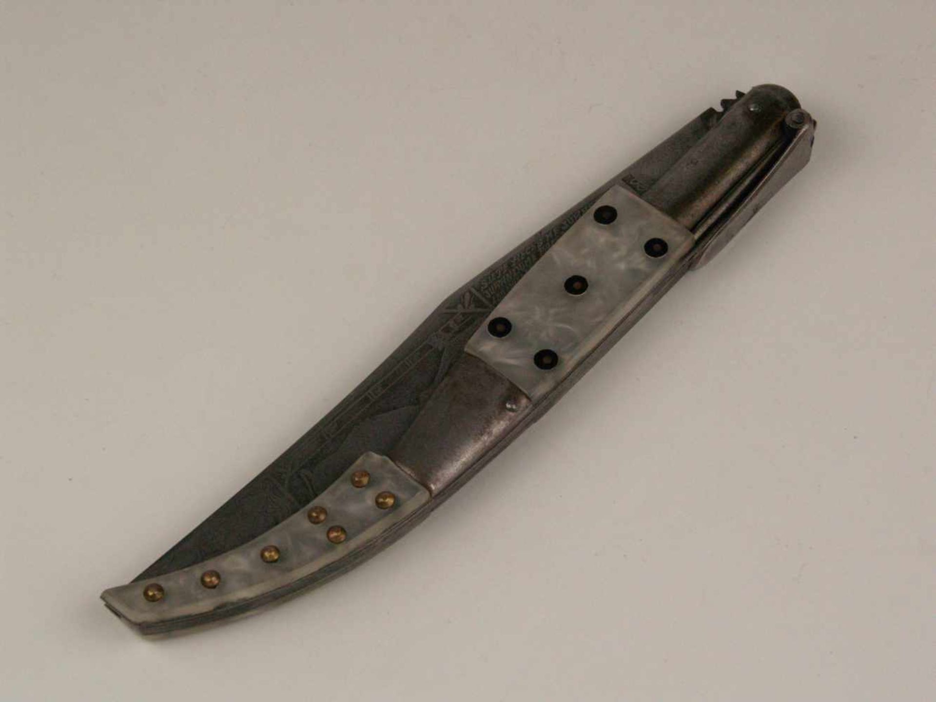Navaja - Messer, Spanien um 1920, breite spitz zulaufende Klinge graviert mit Stierkampfszene,