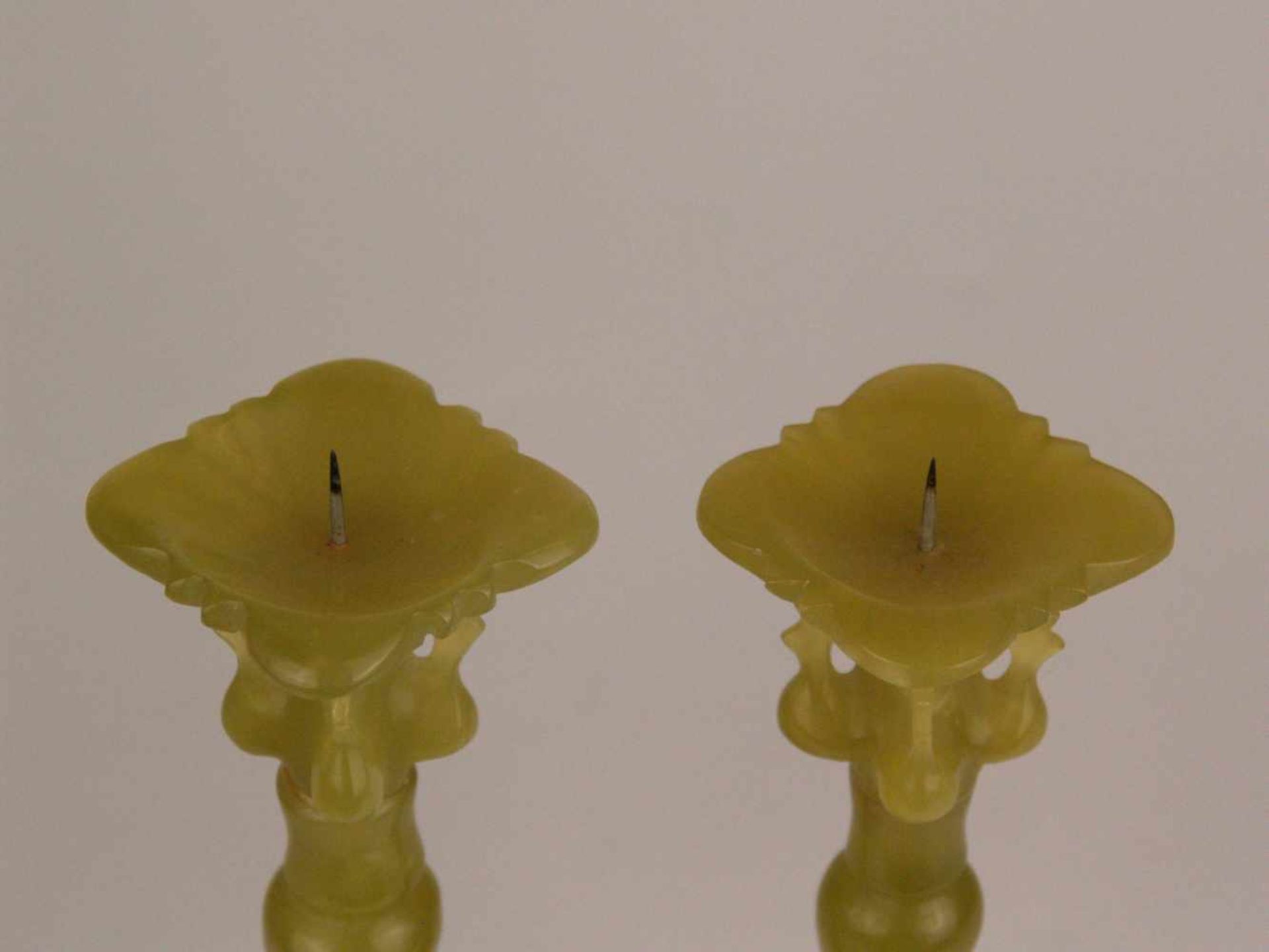 Paar Jade-Kerzenhalter- gelblich grüne Nephrit-Jade,teils unterschiedlich getönt,geschnitzt, aus - Bild 2 aus 9