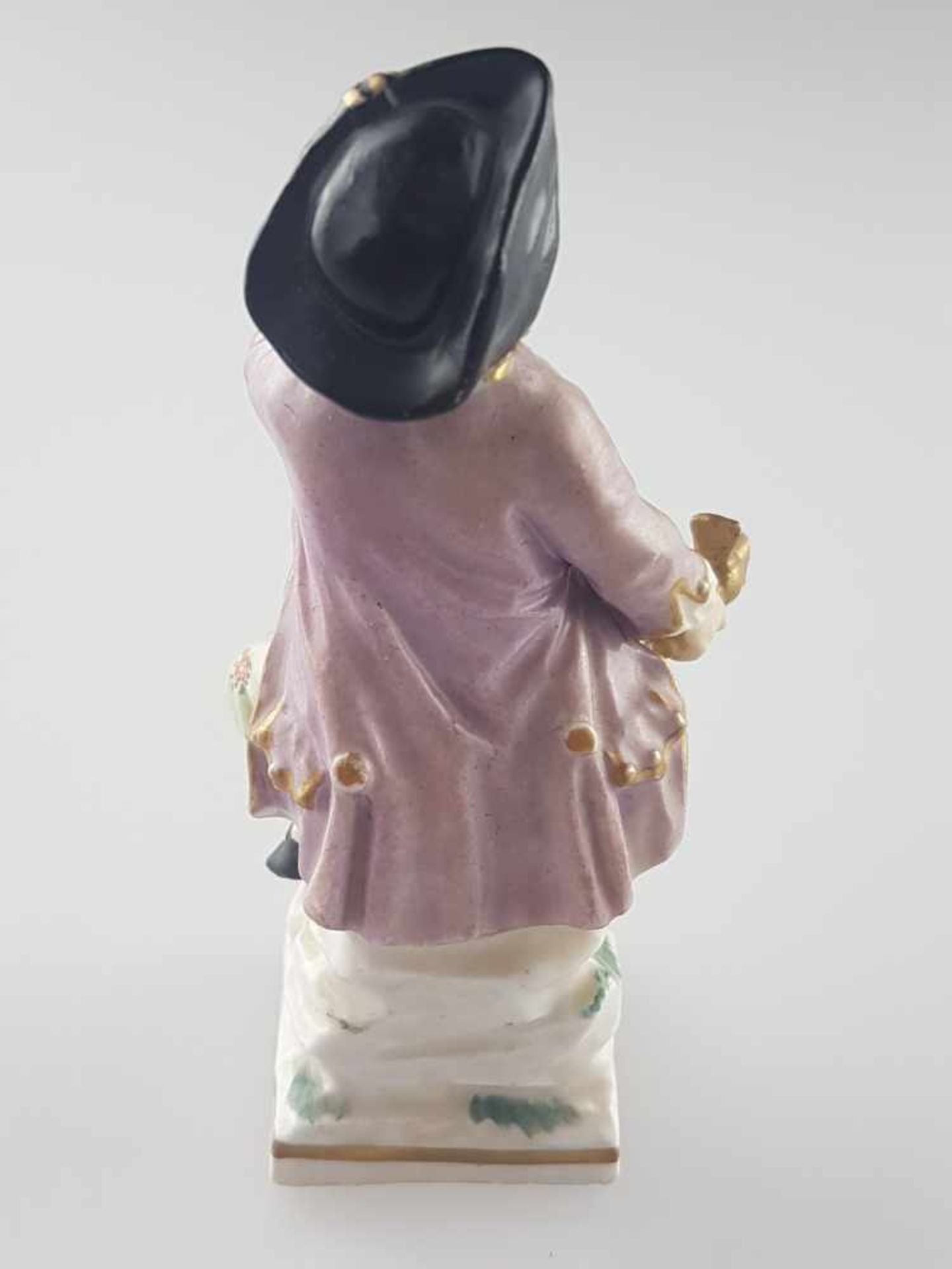 Porzellanfigur - Gärtnerkind mit Weintrauben und Zapfhahn, ungemarkt, wohl nach der Serie von J.J. - Bild 7 aus 9