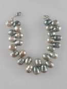 Ausgefallenes Perlenarmband - birnförmige silbrig-graue Barockperlen mit bläulichem Lüster,