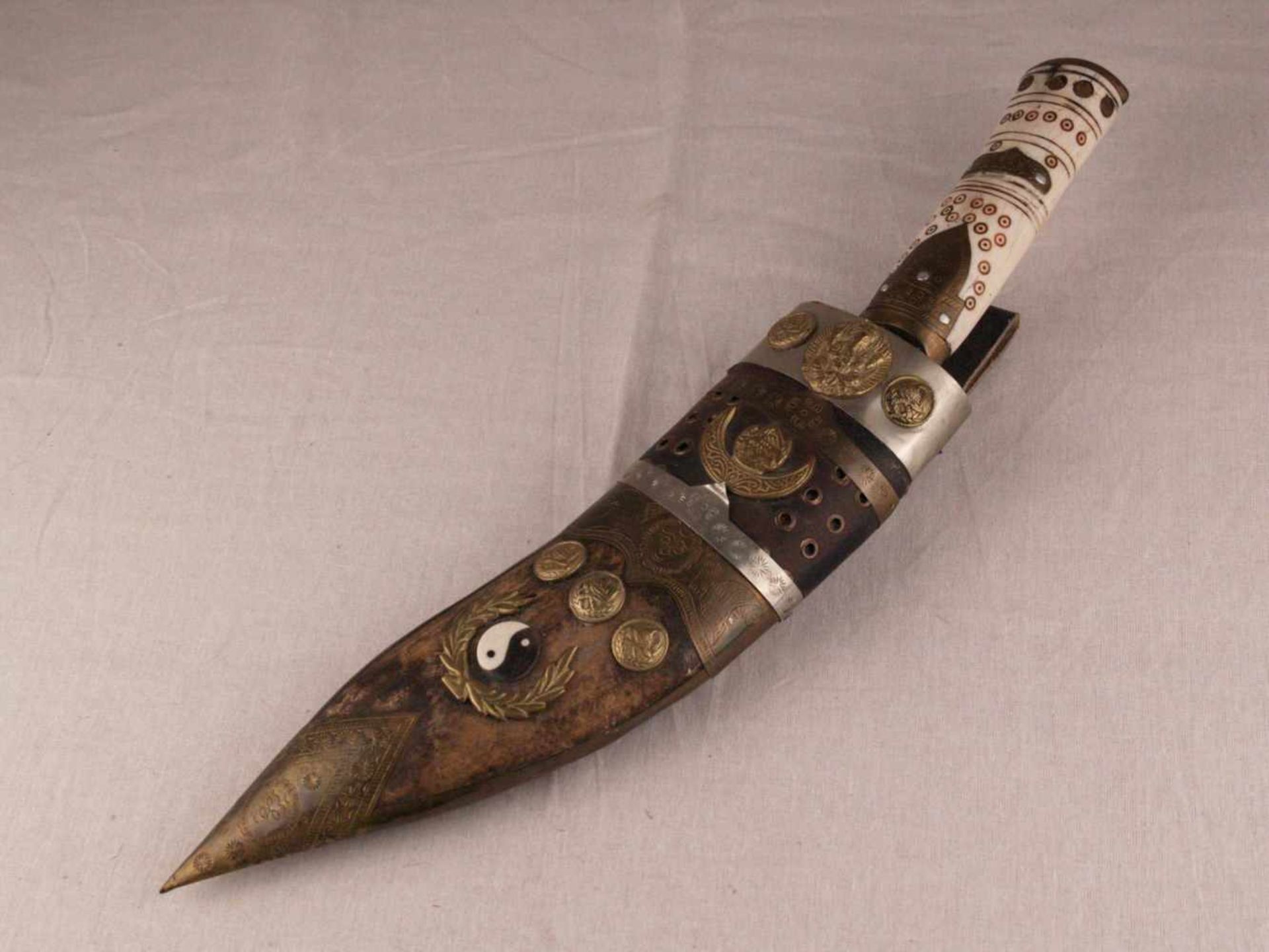 Kukri-Messer - Nepal 20.Jh., gebogte Stahlklinge, graviert,L.ca.40cm, Beingriff mit Messingbeschlag,