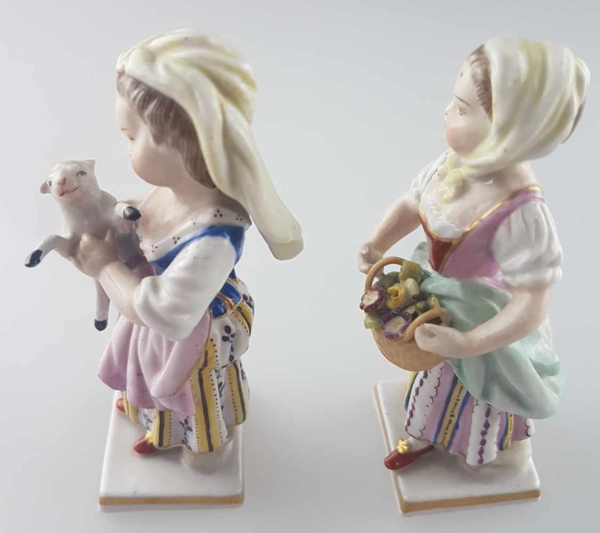 Zwei Porzellanfiguren - 1x Gärtnerkind mit Kopftuch und Blumenkorb, Entwurf von Michel Victor - Bild 2 aus 9