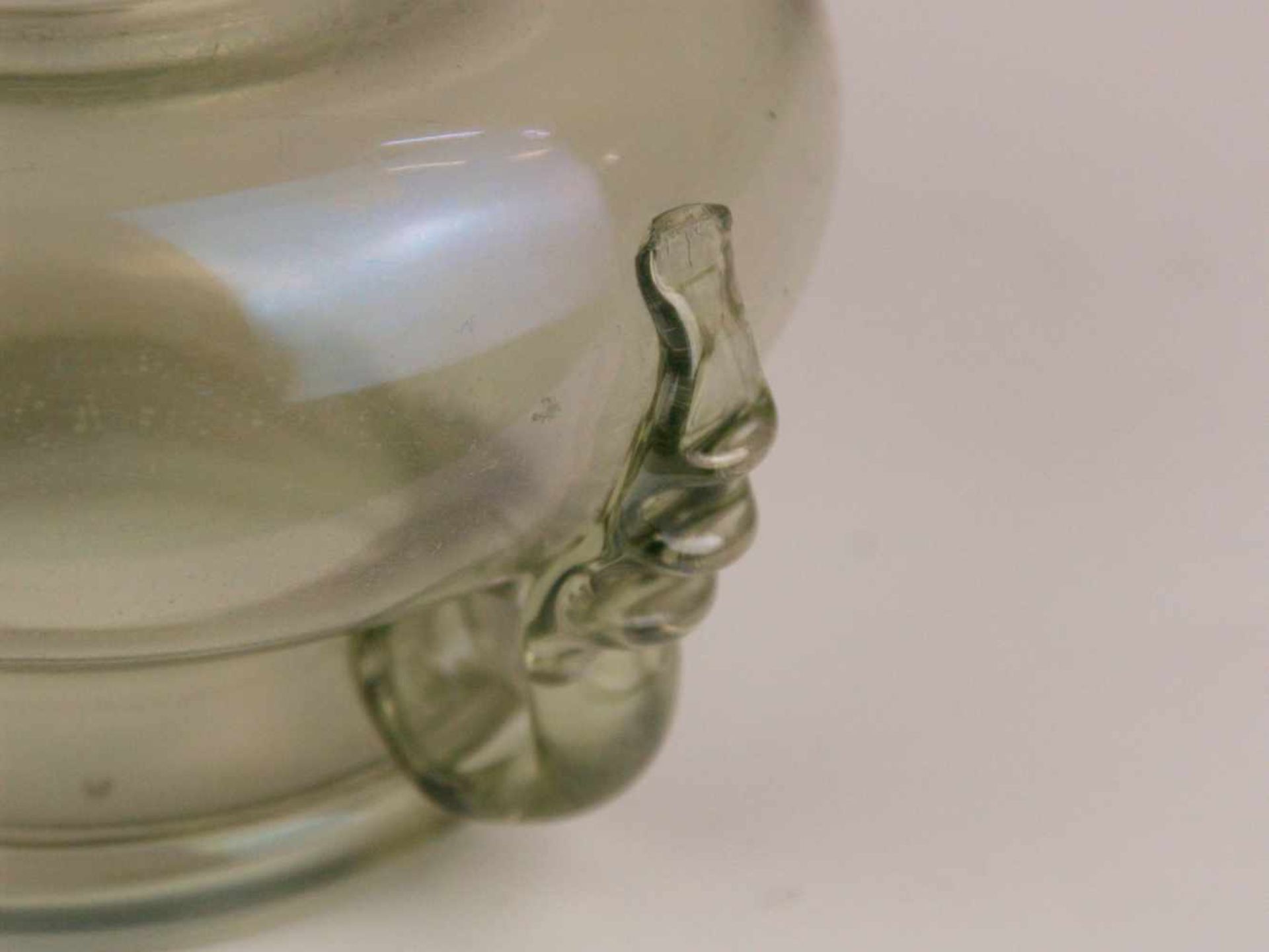 Kleine Henkelvase - grünliches Glas, irisiert, mundgeblasen, runder Stand, bauchiger Korpus, zwei - Bild 6 aus 7