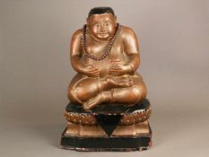 Große Holzfigur "Budai" - Thailand, aus Holz mit Lackauflage und Vergoldung, auf Lotusthron sitzend,