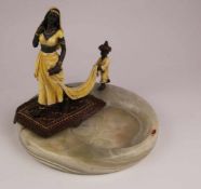 Onyx-Schale mit Bronzefigur- Orientalin mit kleinem Schleppenträger auf einem Teppich, Bronze,