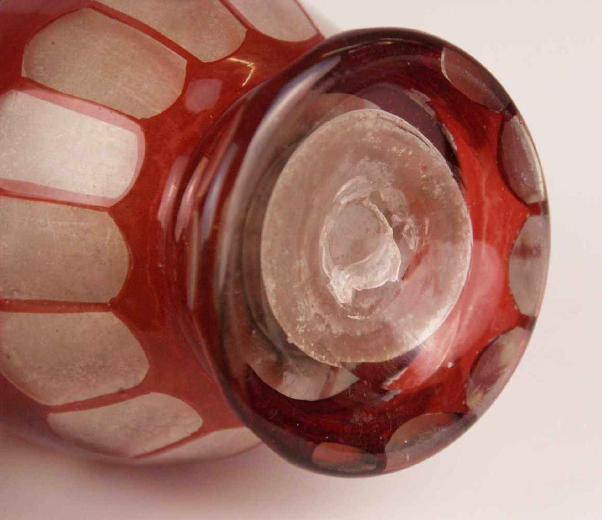 Kleine Glaskaraffe - Klarglas, Rubinrot überfangen, Olivenschliffdekor, umlaufend - Bild 8 aus 8