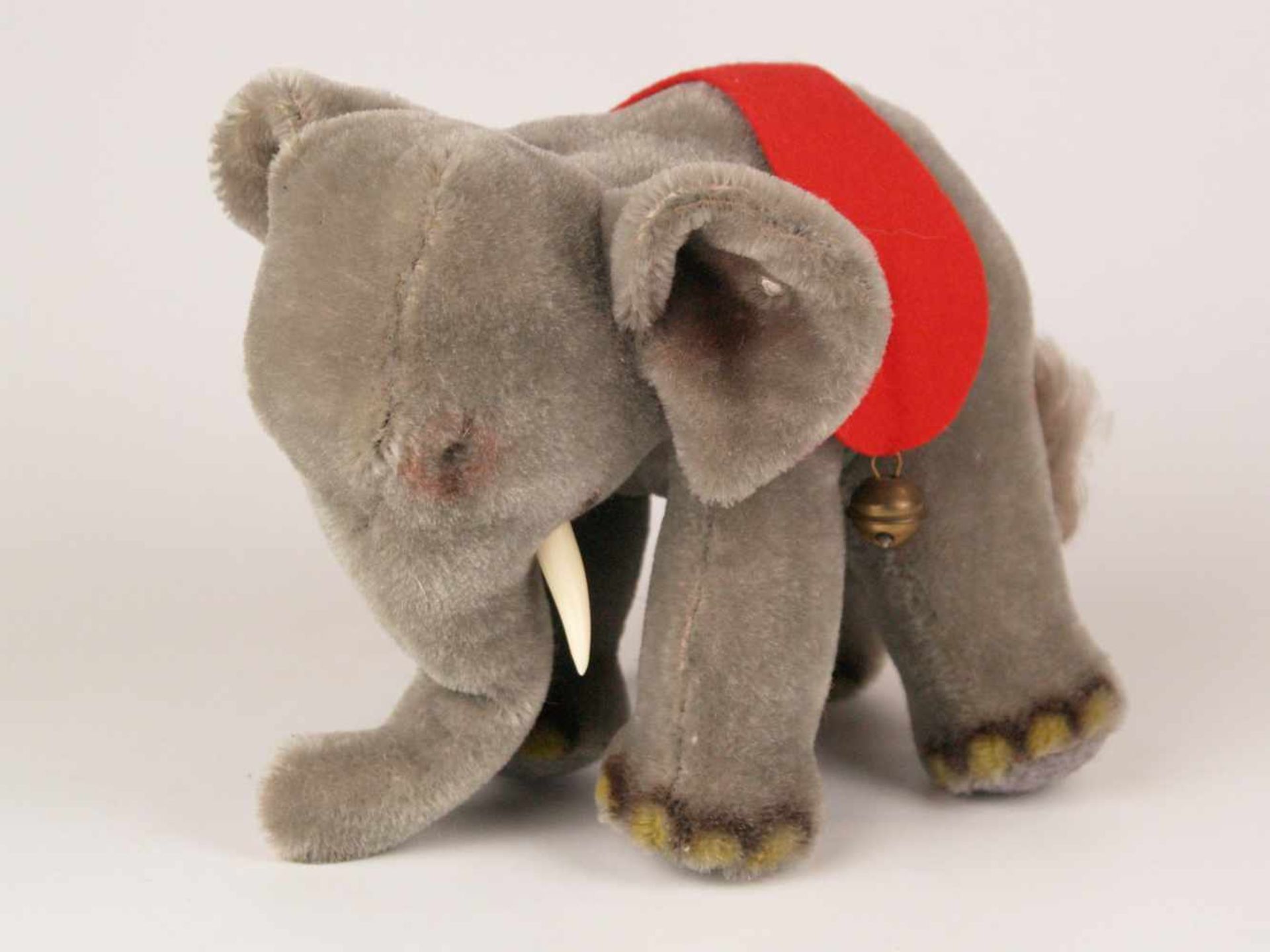 Konvolut Steiff-Elefanten - grauer Mohair/Filz, in absteigender Größe, drei mit roter Schabracke, - Bild 3 aus 5