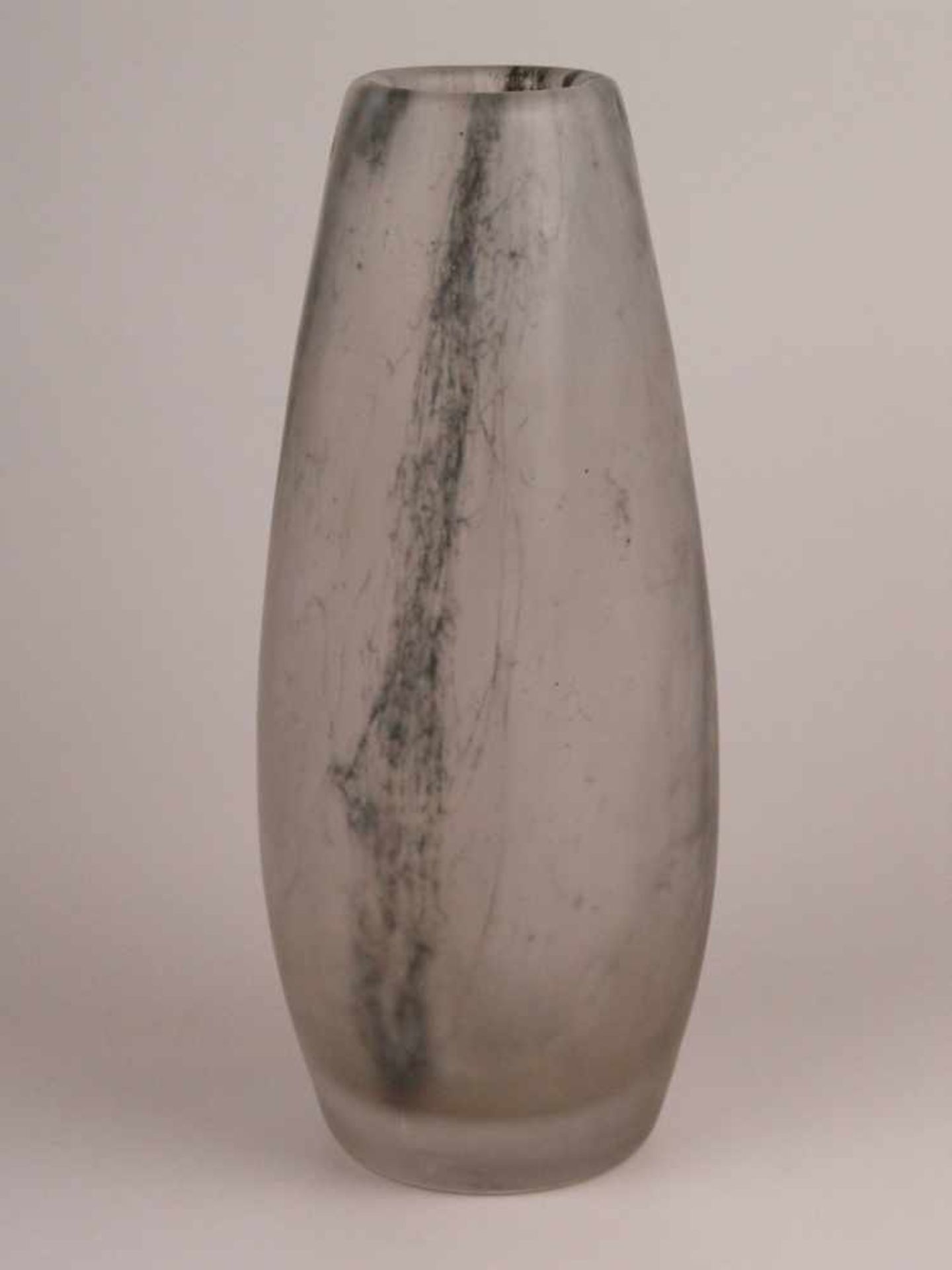 Vase - farbloses getrübtes Glas, schwarzer Unterfang mit Fadendekor, hochovale Form, - Bild 2 aus 6